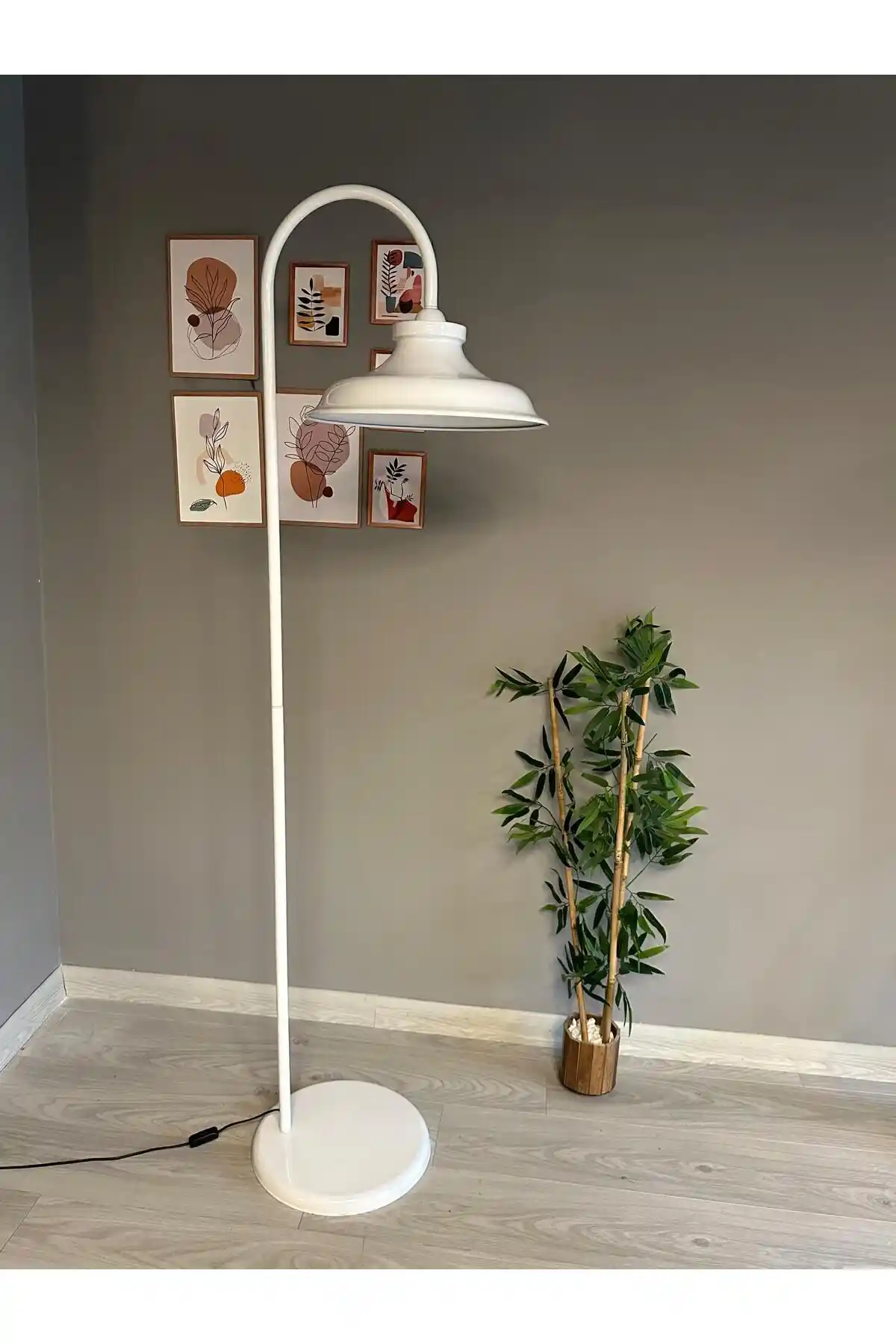 Beyaz Lambaderlerle Dekorasyonunuza Şıklık Katın ve Mekânlarınızı Aydınlatın