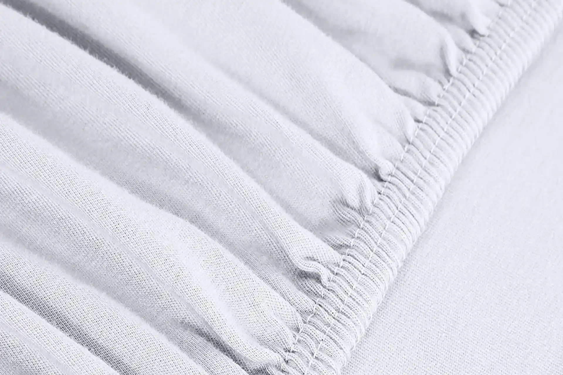 Beyaz Lastikli Çarşaflar ile Yatak Odasında Şıklık ve Konfor Sağlama Rehberi