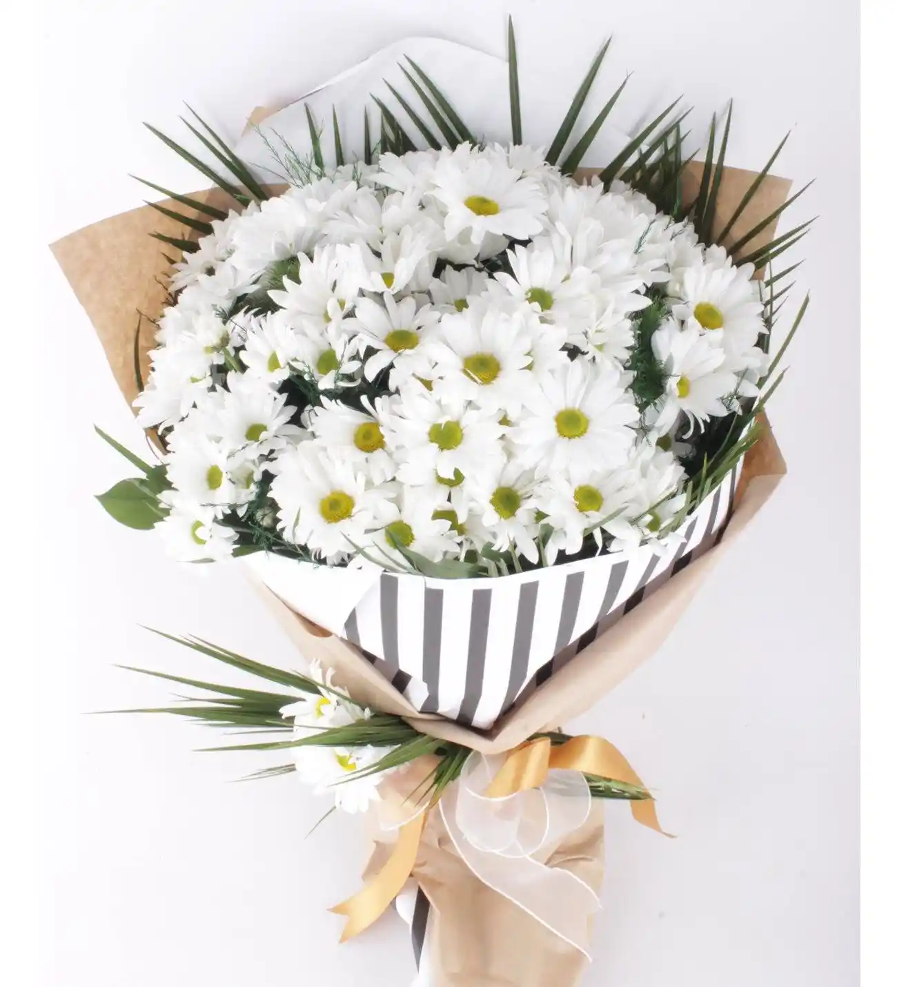 Beyaz Papatya Buketleri ile Dekorasyonda Zarafet ve Saflığın Şık Buluşması