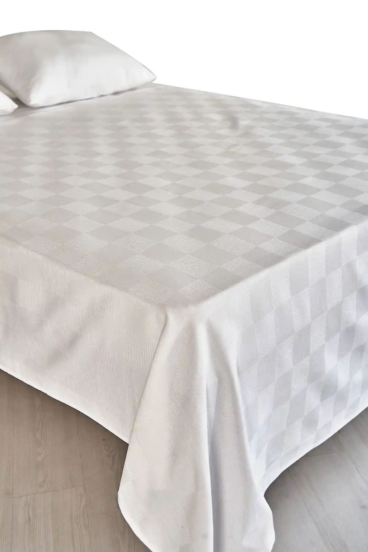 Beyaz Pike ile Yatak Odası Dekorasyonunda Şıklık ve Konforun Buluşması