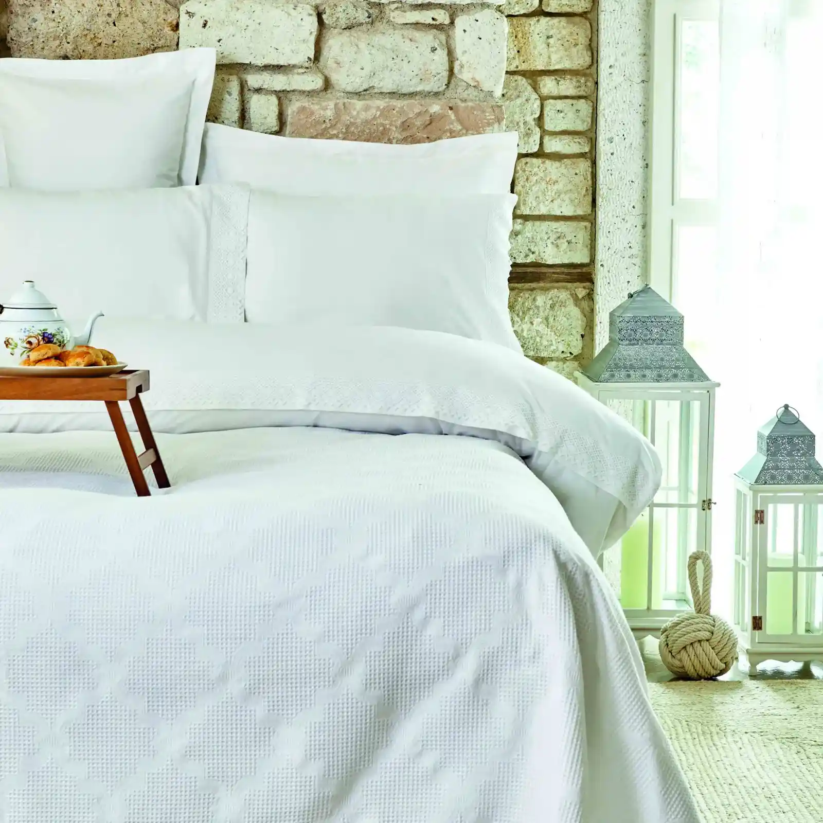 Beyaz Pike Takımı ile Yatak Odası Dekorasyonunda Zarafet ve Konforun Buluşması