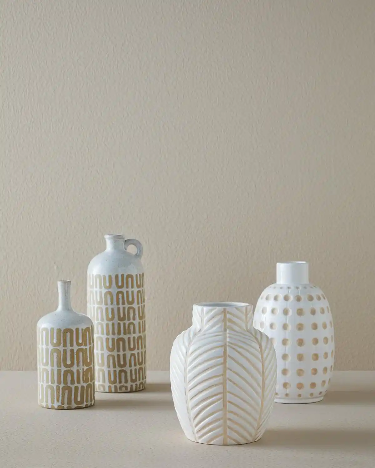 Beyaz Porselen Vazolar ile Dekorasyonunuzu Zarafetle Şekillendirin