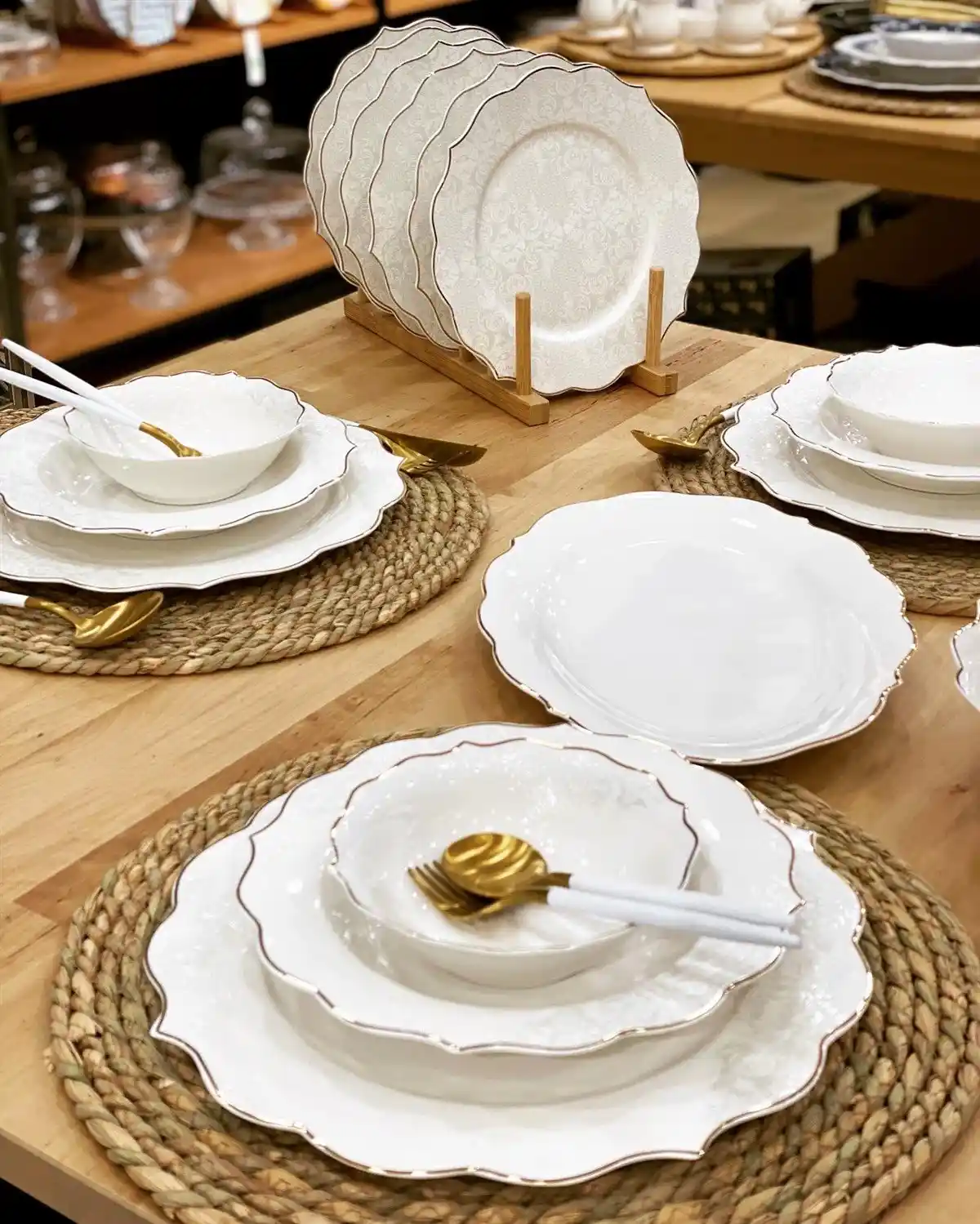 Beyaz Porselen Yemek Takımı ile Sofralarınızı Şıklık ve Zarafetle Donatın