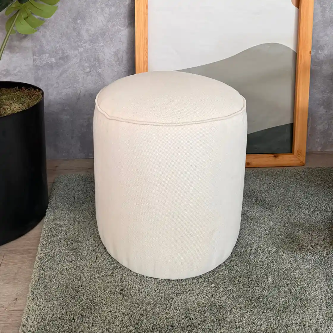 Beyaz Puflar ile Modern ve Şık Dekorasyon Çözümleri ve Konforlu Oturma Alanları