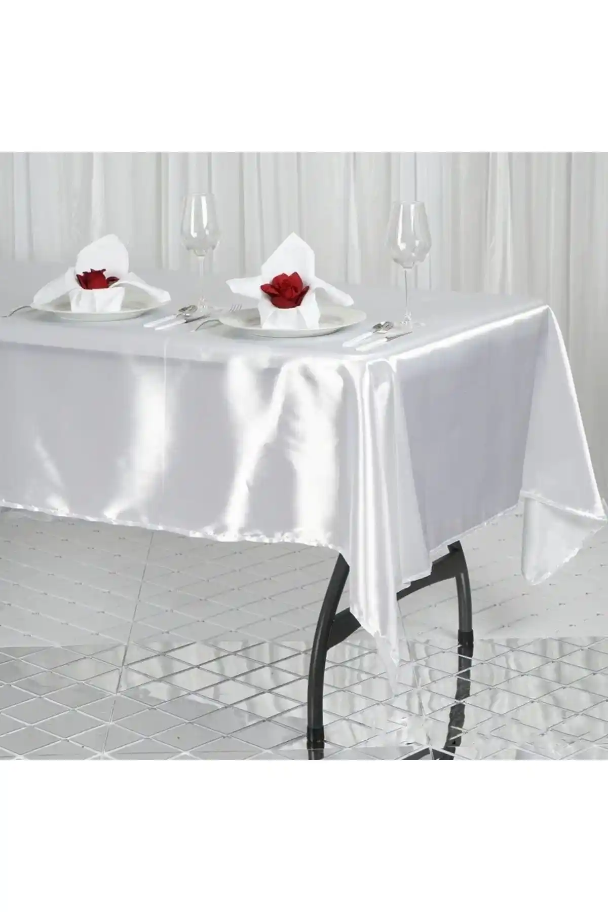 Beyaz Saten Masa Örtüsü ile Şık ve Zarif Dekorasyon Çözümleri
