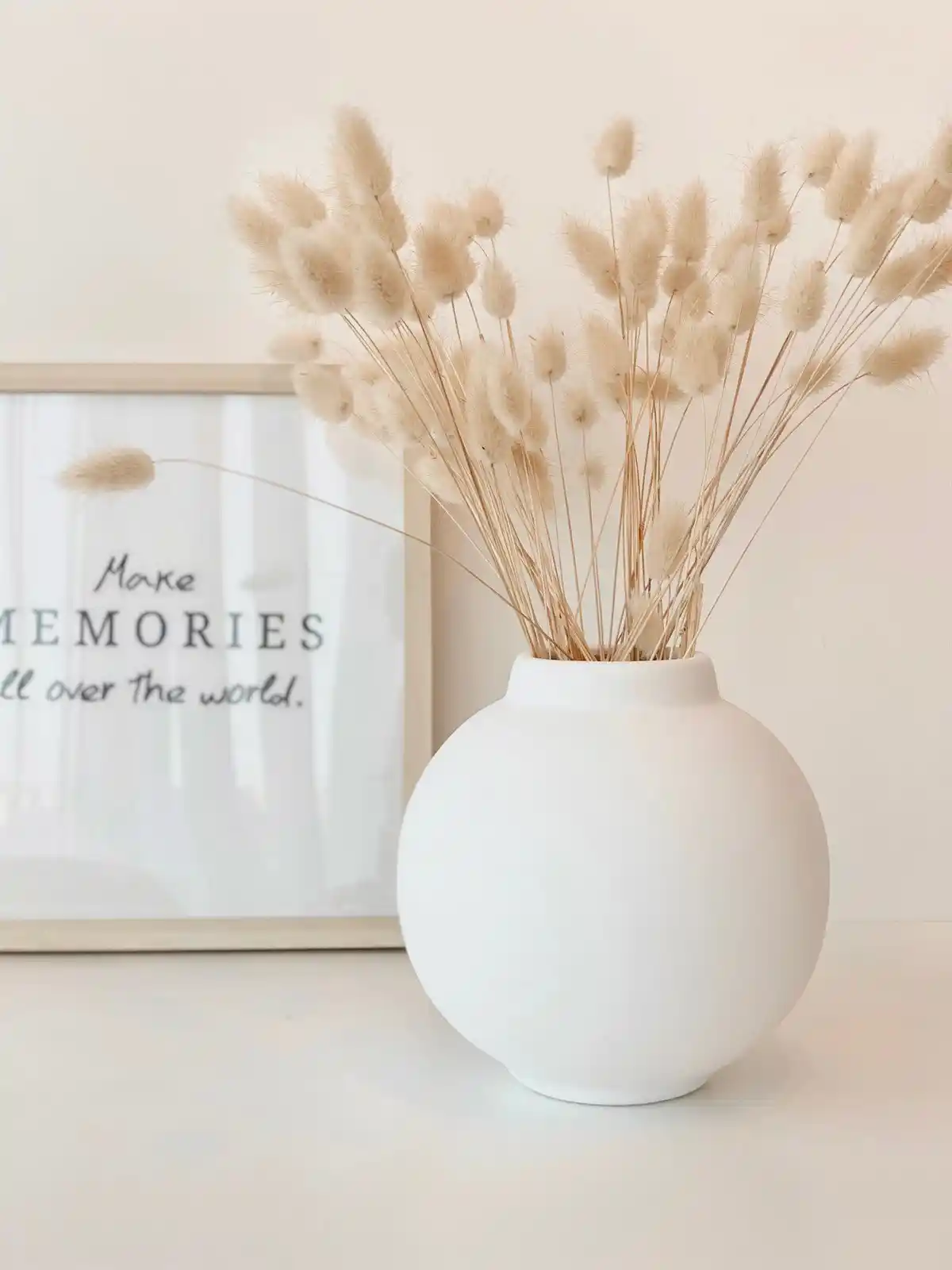 Beyaz Vazo ile Dekorasyonun Şıklığını Artırmanın Pratik Yolları ve Dekorasyon İpuçları