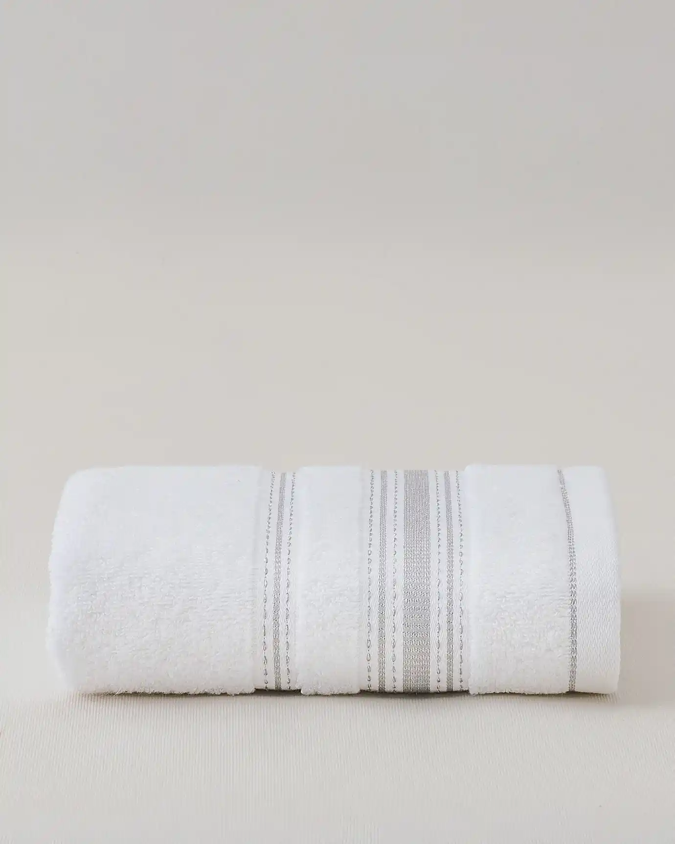 Beyaz Yüz Havlusu Dekorasyonda Zarafet ve Fonksiyonelliğin Anahtarı