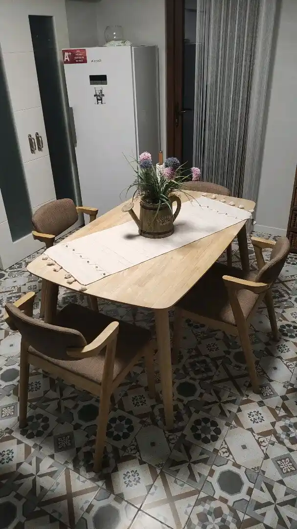 Biev Masa Sandalye Takımlarıyla Ev Dekorasyonunuza Şıklık Katın ve Sıcak Bir Atmosfer Yaratın