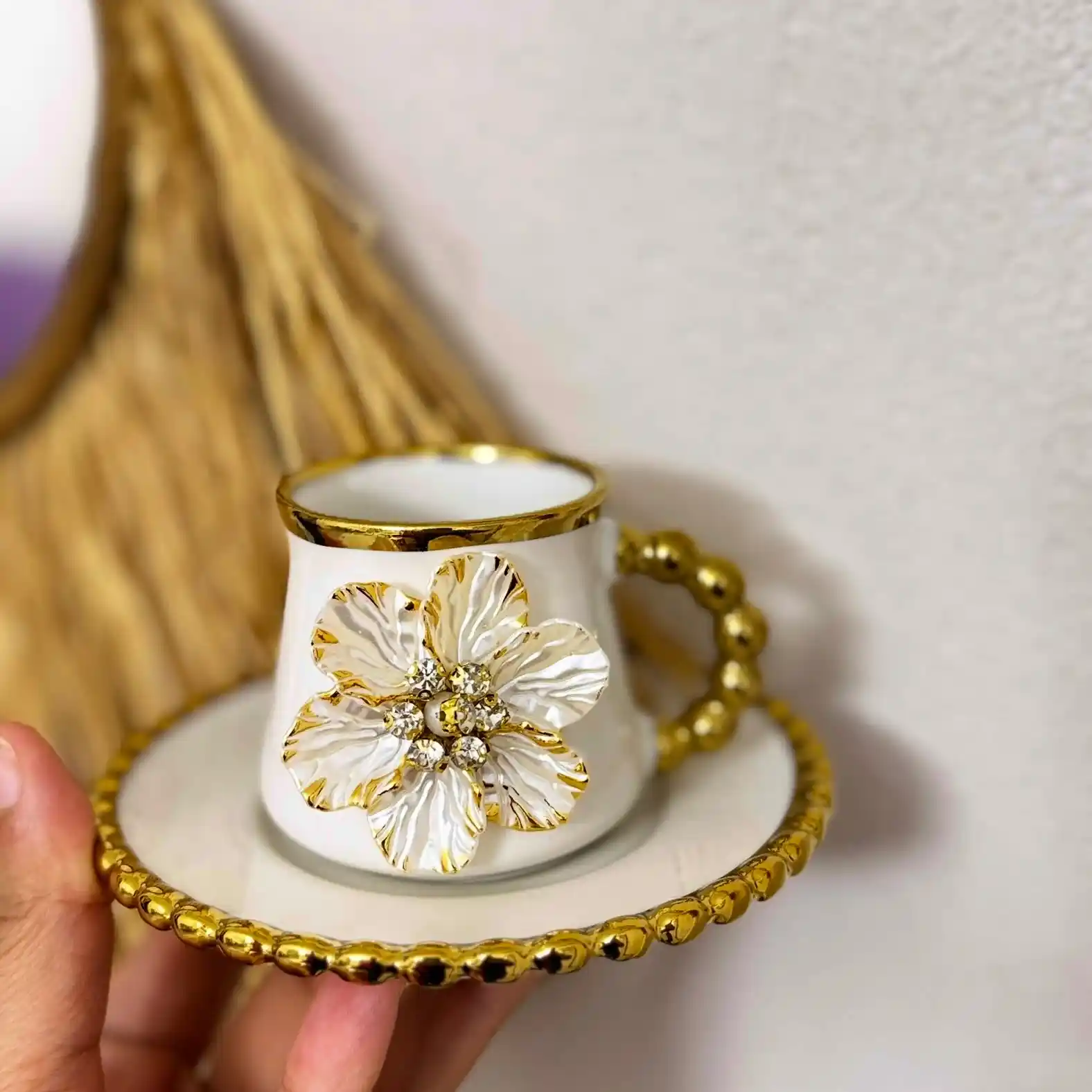 Boncuklu Fincan Takımlarıyla Dekorasyonunuzu Zarif ve Şık Bir Şekilde Zenginleştirin