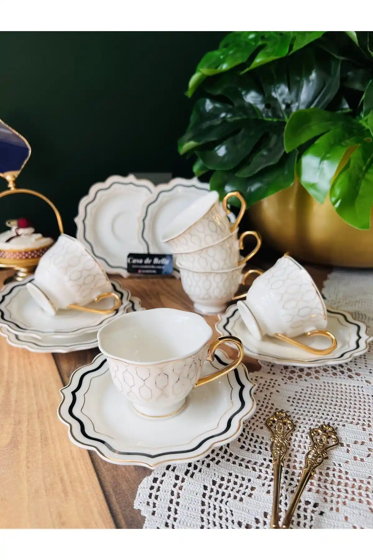 Bone China Kahve Fincanı: Dekorasyonda Zarafet ve Şıklığın Simgesi