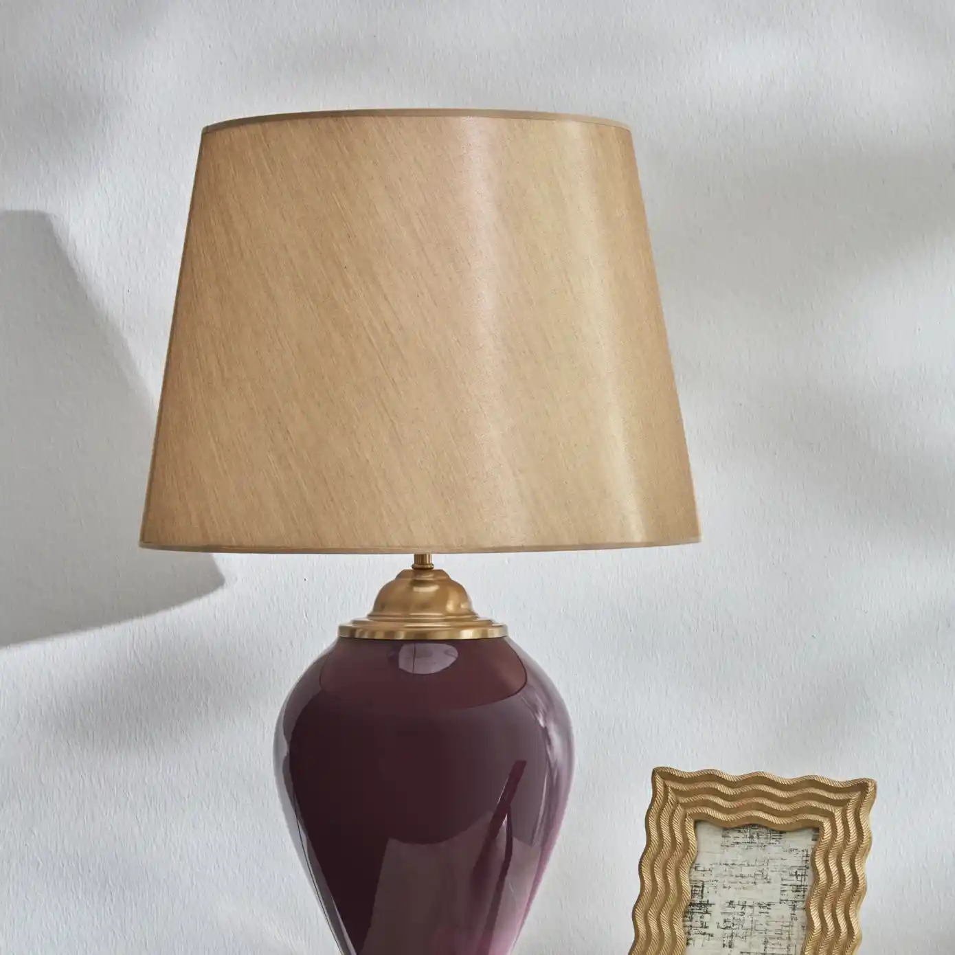 Bordo Abajur ile Dekorasyonunuza Zarafet ve Sıcaklık Katmanın Yolları