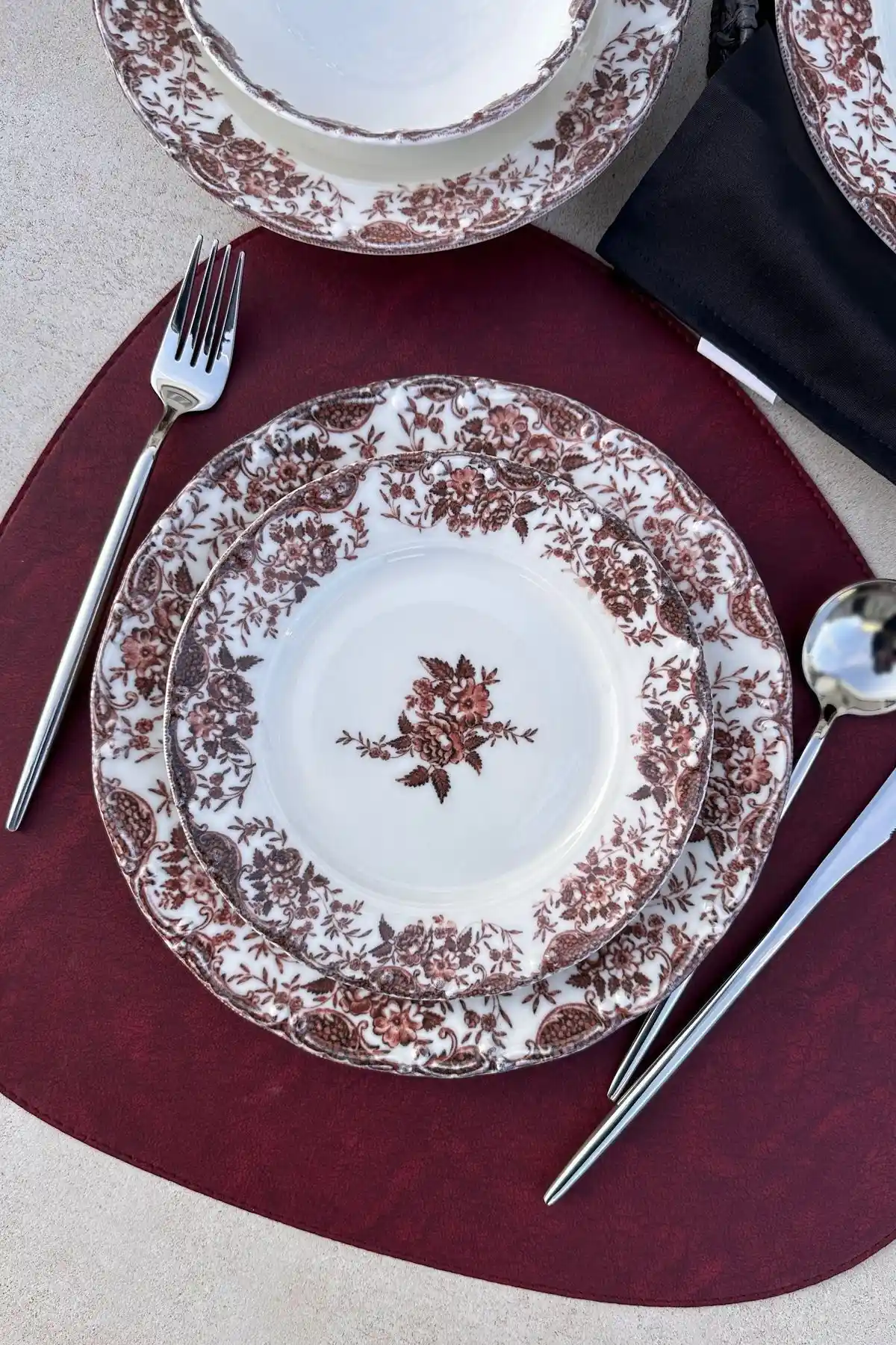 Bordo Yemek Takımı ile Sofralarınıza Şıklık ve Zarafet Katmanın Yolları