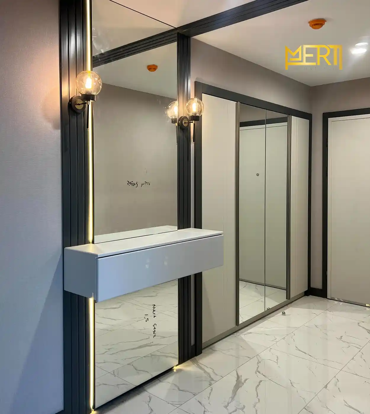 Boy Aynalı Dresuar: Modern Dekorasyonun Şık ve Fonksiyonel Parçası