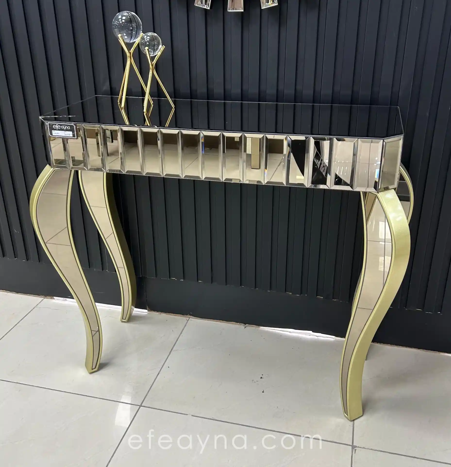 Bronz Dresuar ile Dekorasyonda Zarafet ve Şıklığın Modern ve Klasik Buluşması