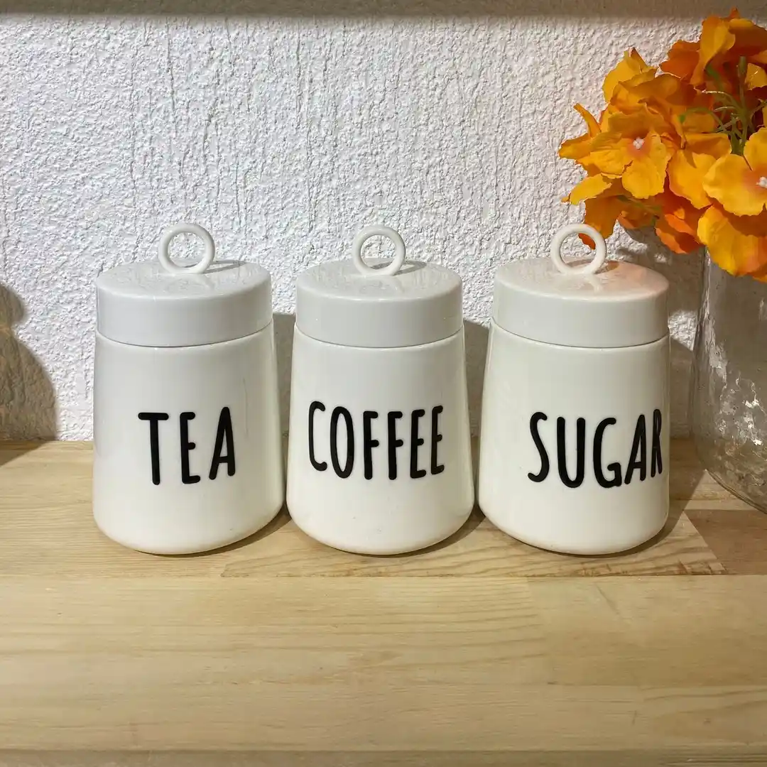 Büyük Boy Porselen Baharatlıklar ile Mutfakta Zarif ve İşlevsel Dekorasyon Çözümleri