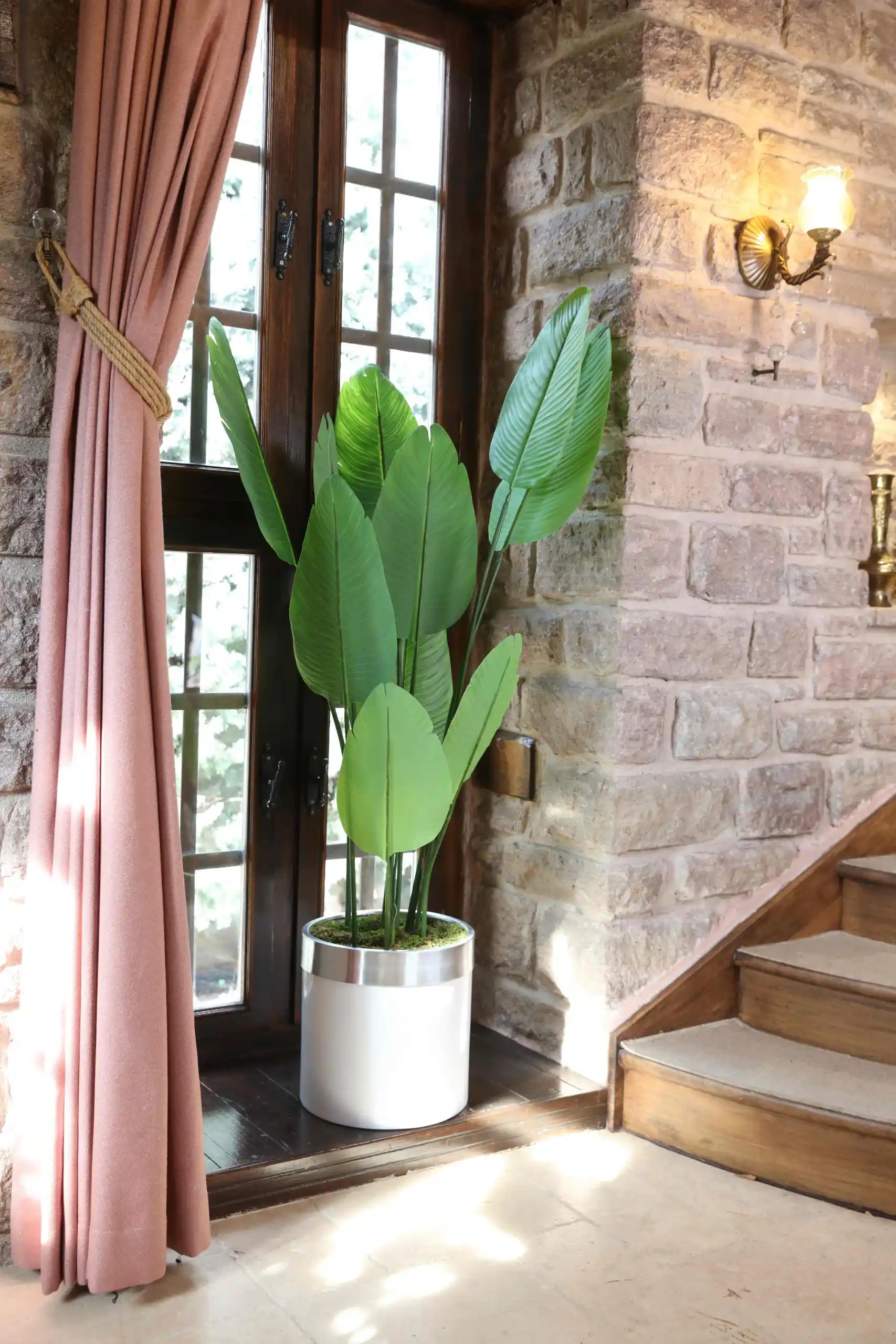 Büyük Boy Yapay Salon Çiçekleri ile Dekorasyonda Şıklık ve Uzun Ömürlü Estetik Çözümler