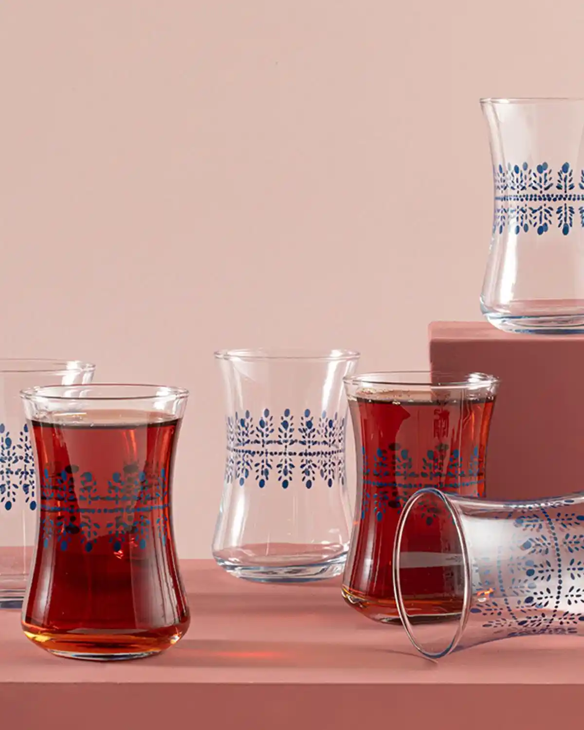 Büyük Çay Bardağıyla Dekorasyonda Şıklık ve Fonksiyonellik Nasıl Kullanılır