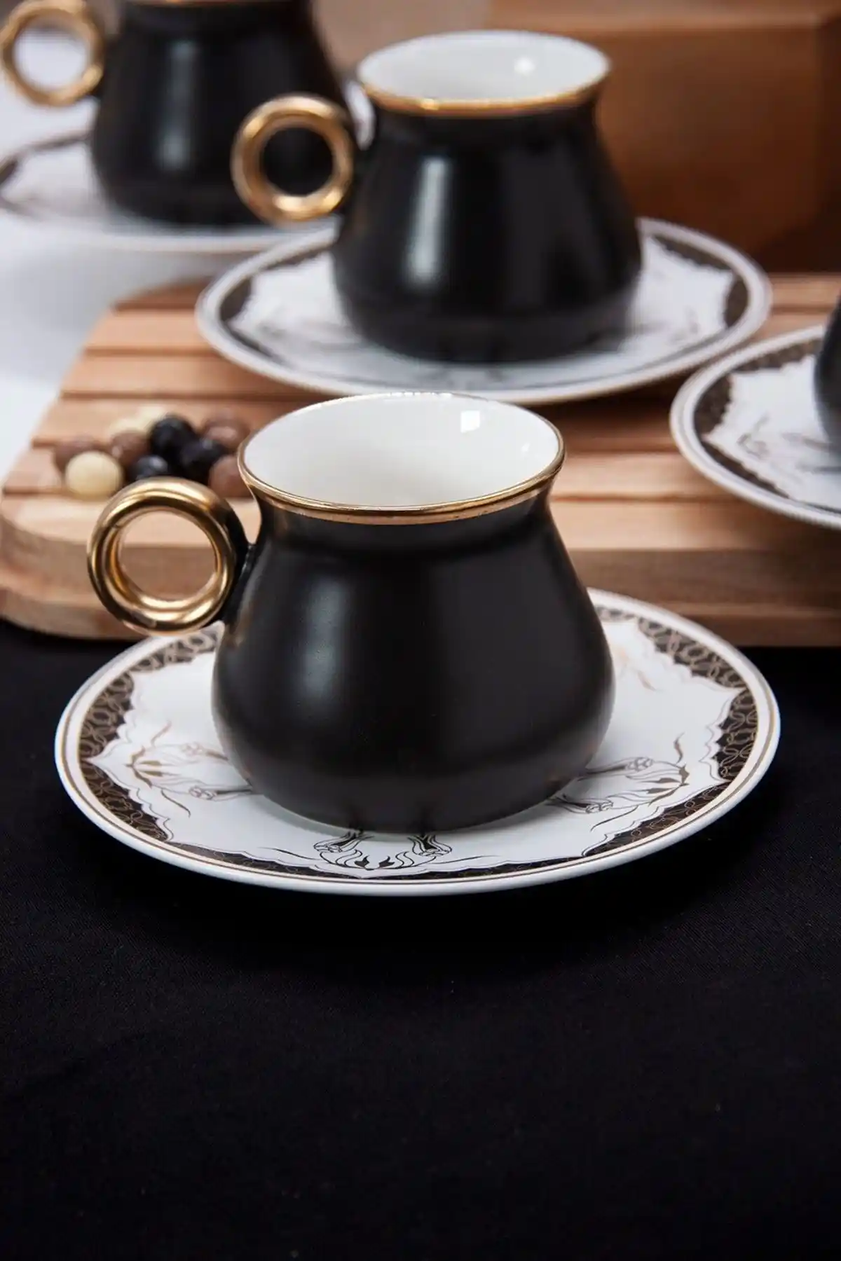 Büyük Fincan Takımlarıyla Dekorasyonda Şıklık ve Fonksiyonellik Rehberi