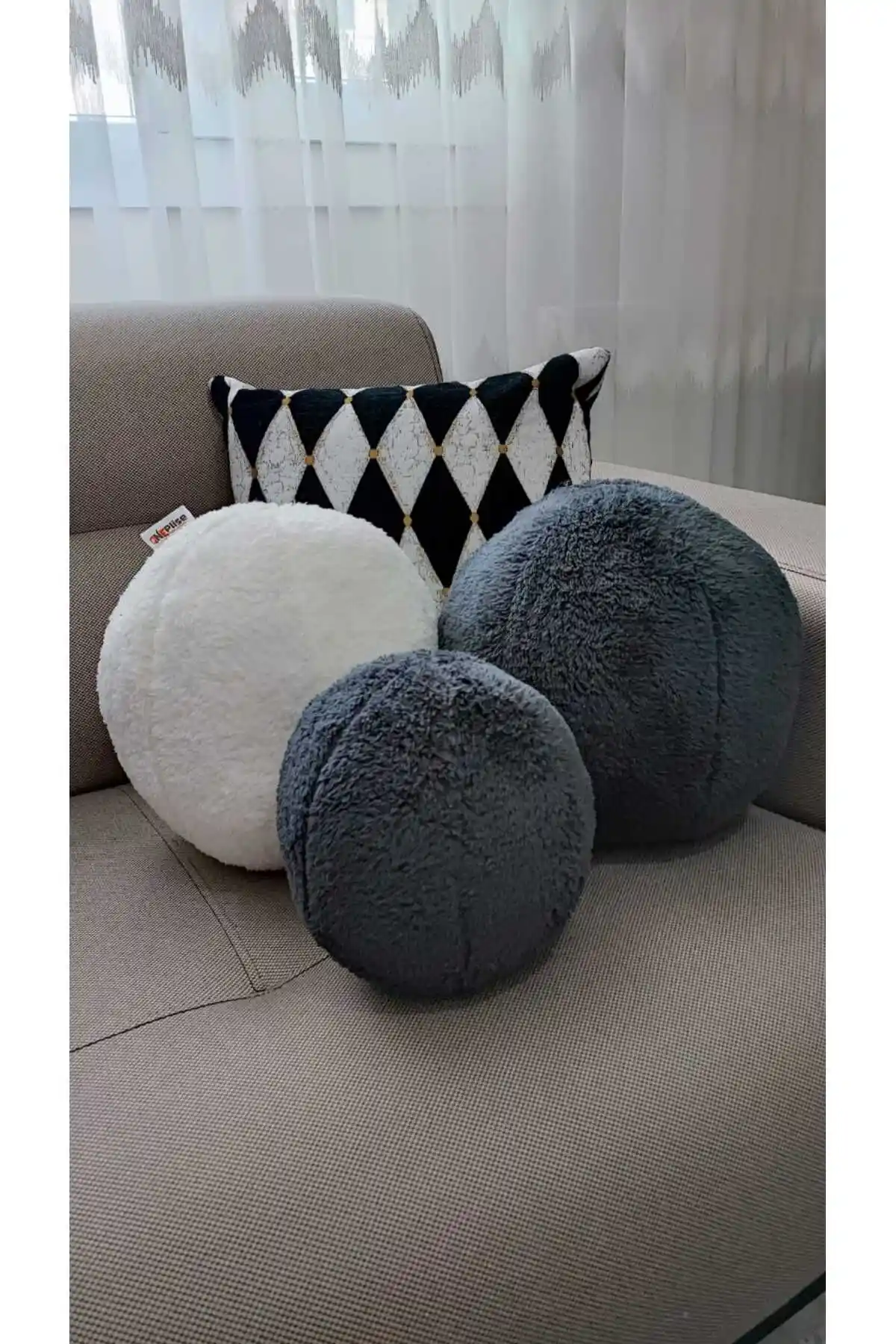 Büyük Kırlentlerle Ev Dekorasyonunuza Şıklık ve Konfor Katmanın Yolları