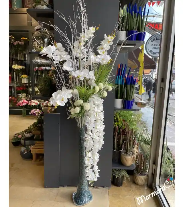 Büyük Köşe Yapay Çiçekleri ile Mekanlara Estetik ve Dayanıklı Dekorasyon Çözümleri