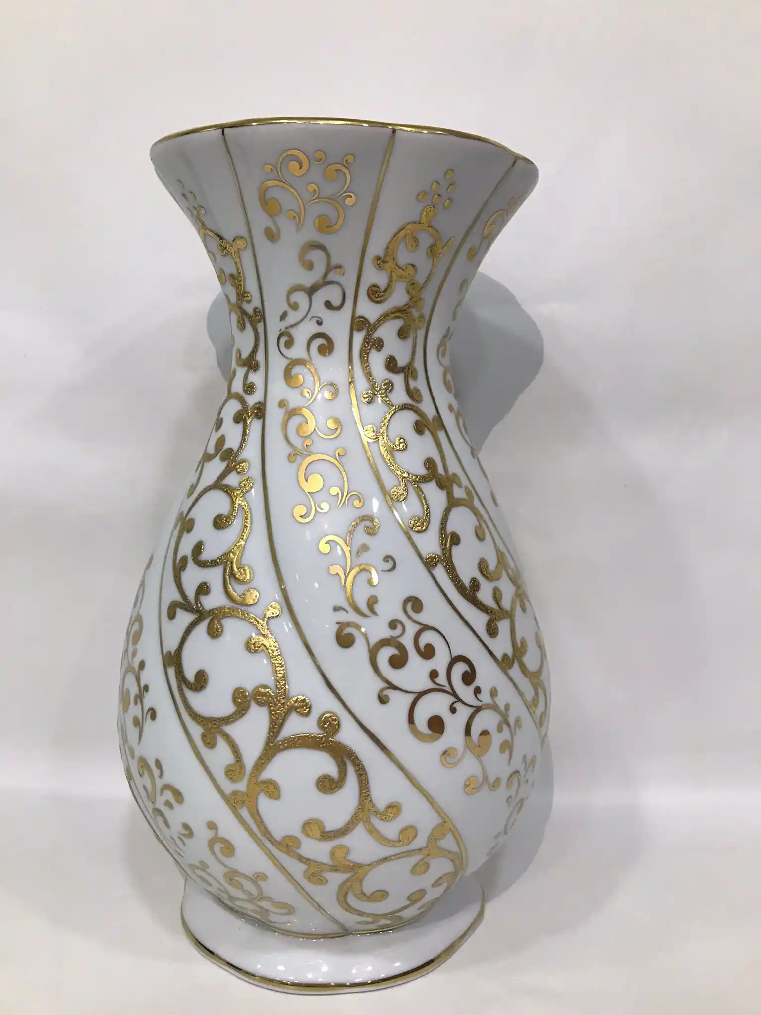 Büyük Porselen Vazolar ile Dekorasyonunuzu Şıklık ve Zarafetle Yükseltin