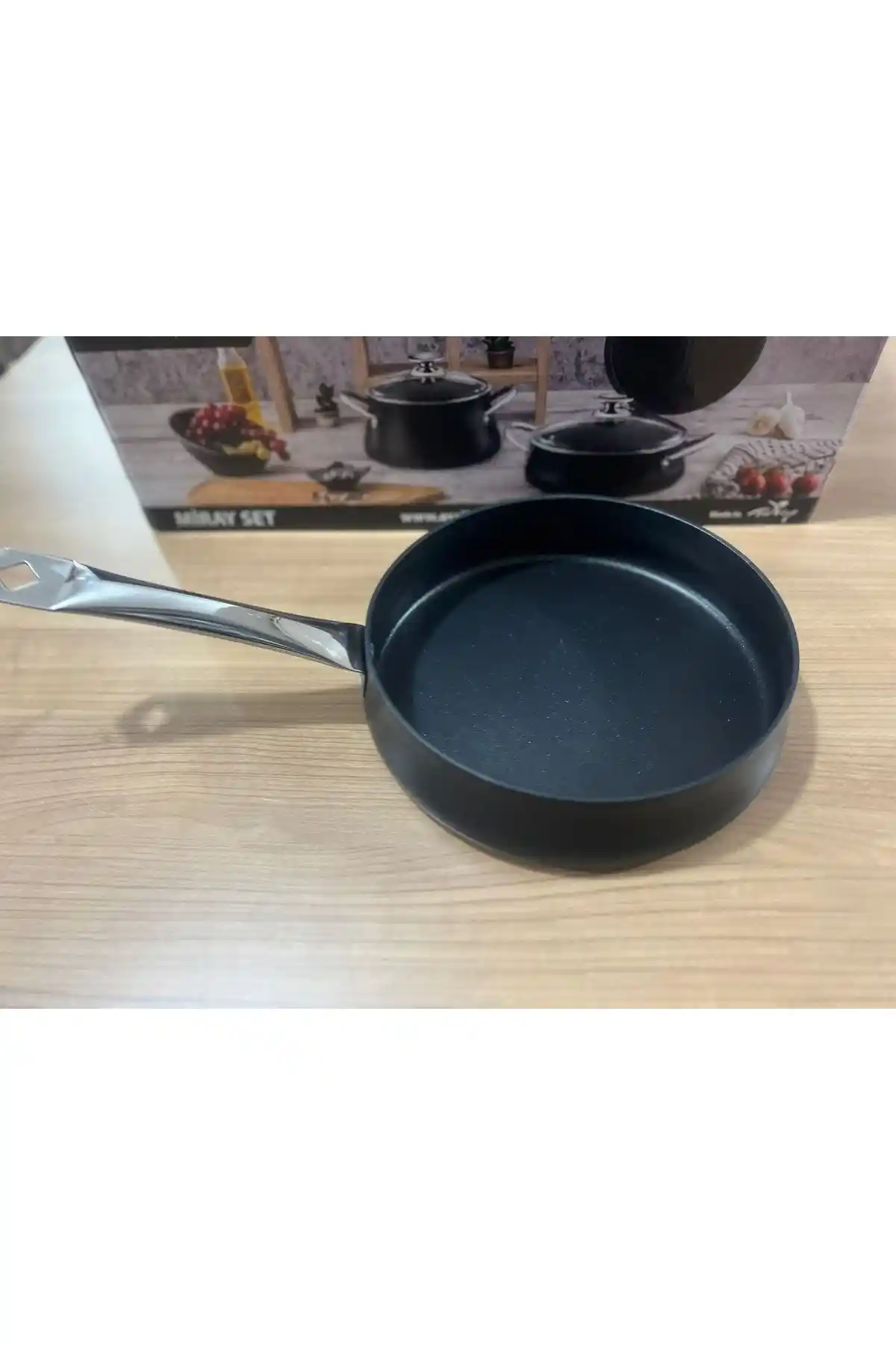 Büyük Tava Seçimi ve Dekorasyonda Kullanım İpuçları Mutfağınız İçin Modern ve Estetik Çözümler