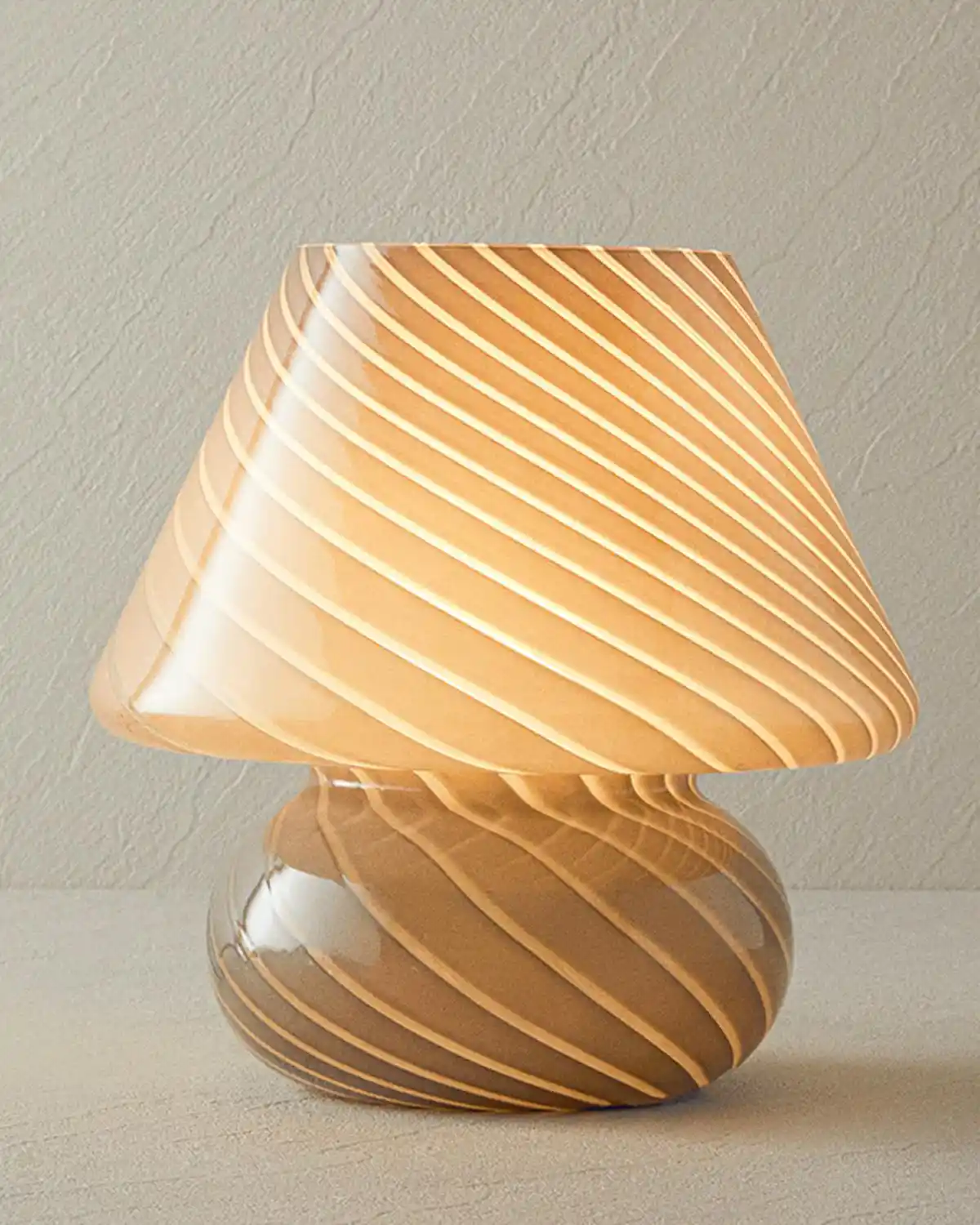 Cam Abajur Dekorasyonda Şıklık ve Fonksiyonelliğin En Güzel Buluşması