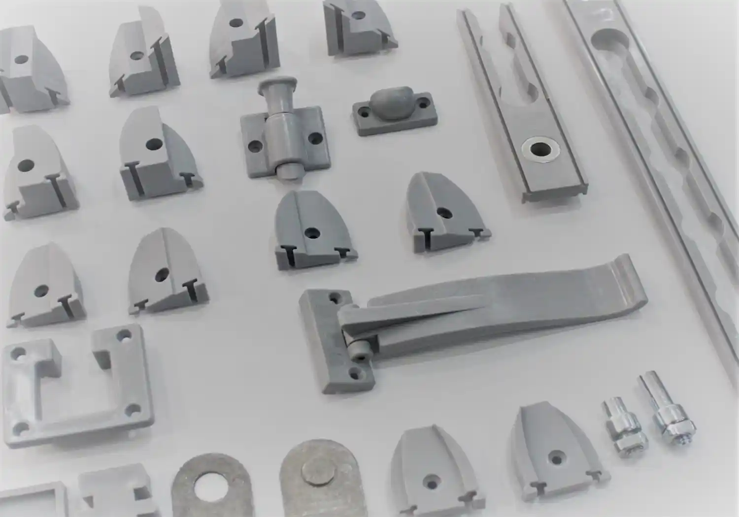 Cam Balkon Aksesuarları ile Dekorasyonunuzu Yenileyin ve Fonksiyonelliği Artırın