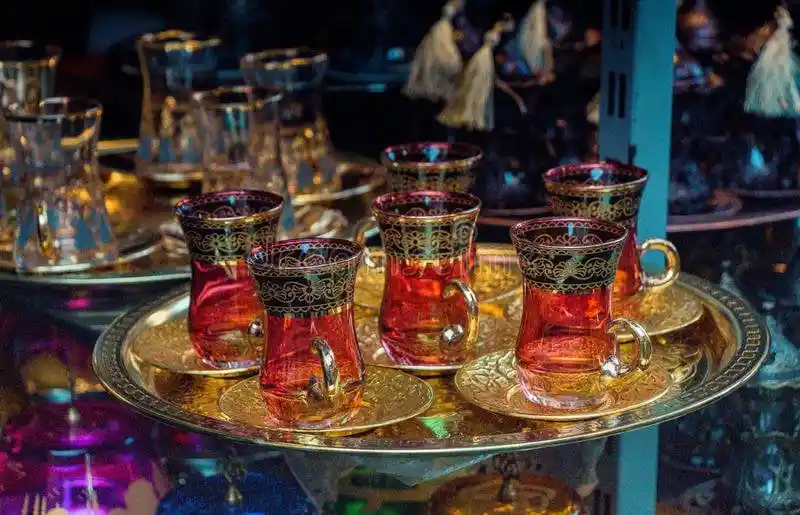 Cam Eşyalarla Dekorasyonda Şıklık ve Fonksiyonellik: Seçim ve Kullanım İpuçları