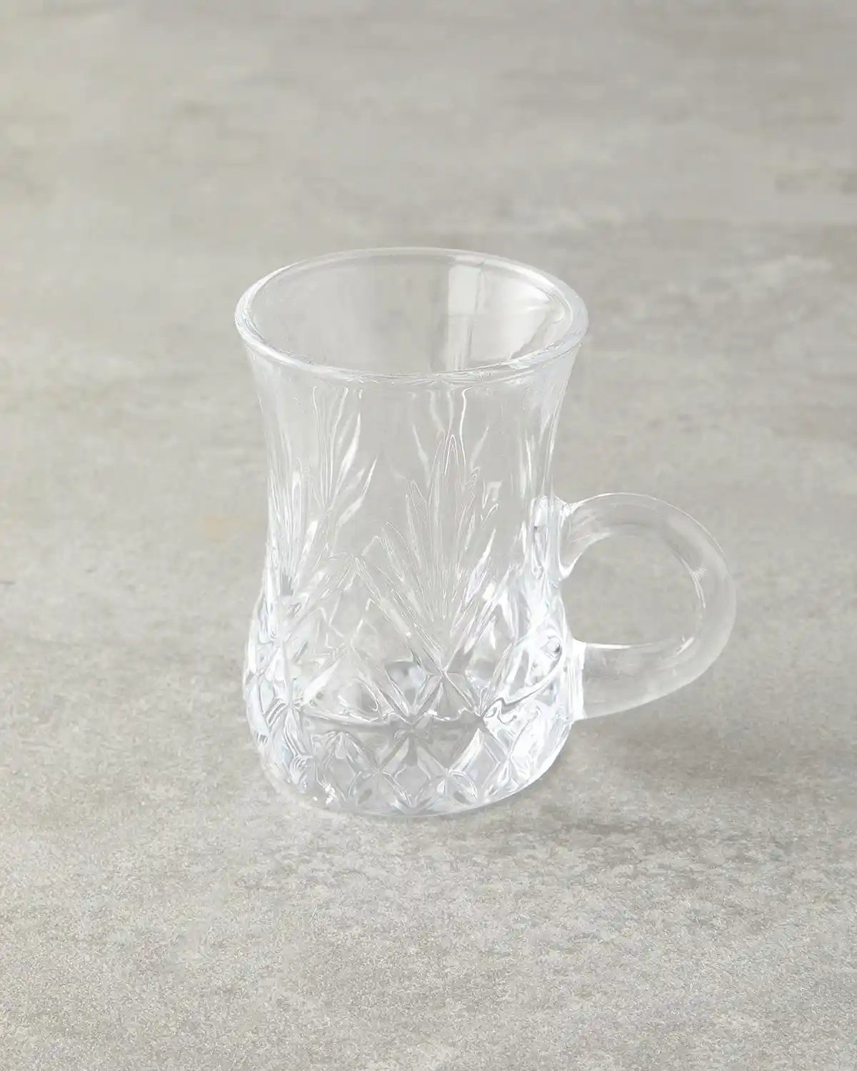 Cam Kulplu Çay Bardağı ile Modern ve Şık Dekorasyon Çözümleri