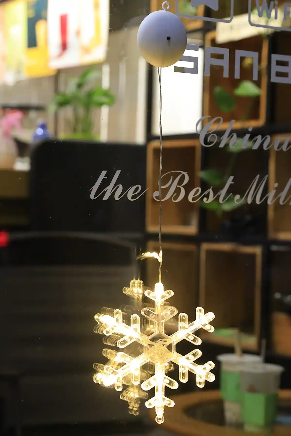 Cam Süsleri ile Dekorasyonda Zarafet ve Şıklık: Modern ve Klasik Mekanlar İçin İpuçları