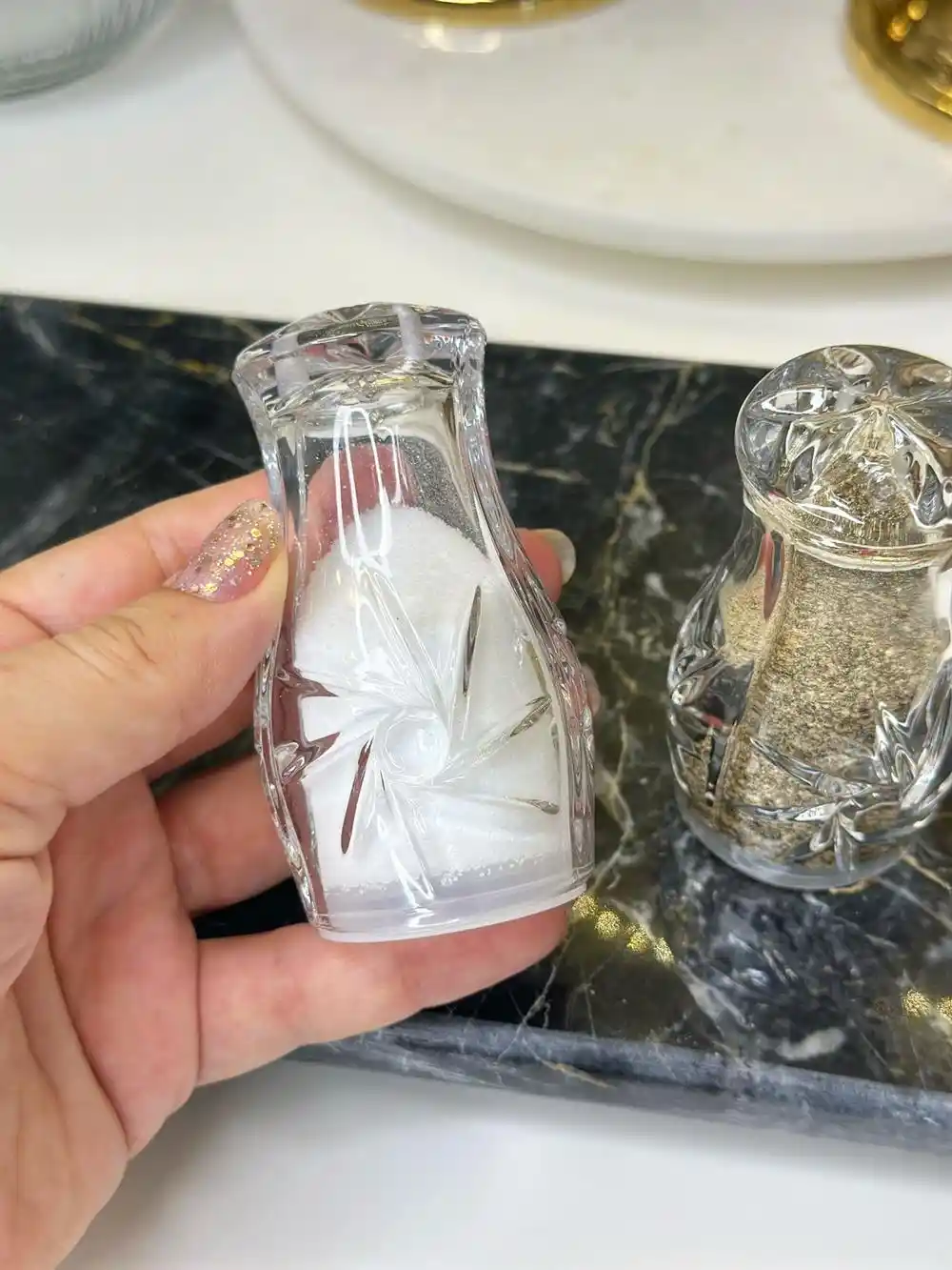 Cam Tuzluklar ile Mutfak Dekorasyonunuza Şıklık ve Fonksiyonellik Katın