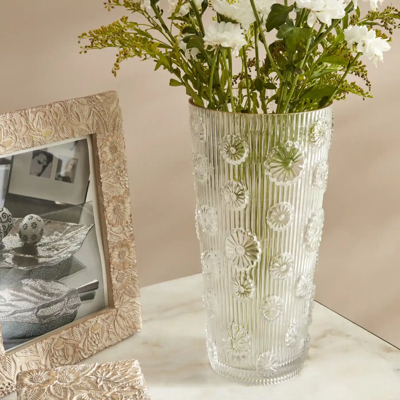 Cam Vazo ile Dekorasyonda Zarafet ve Şıklık: Farklı Tasarımlar ve Uygulama İpuçları