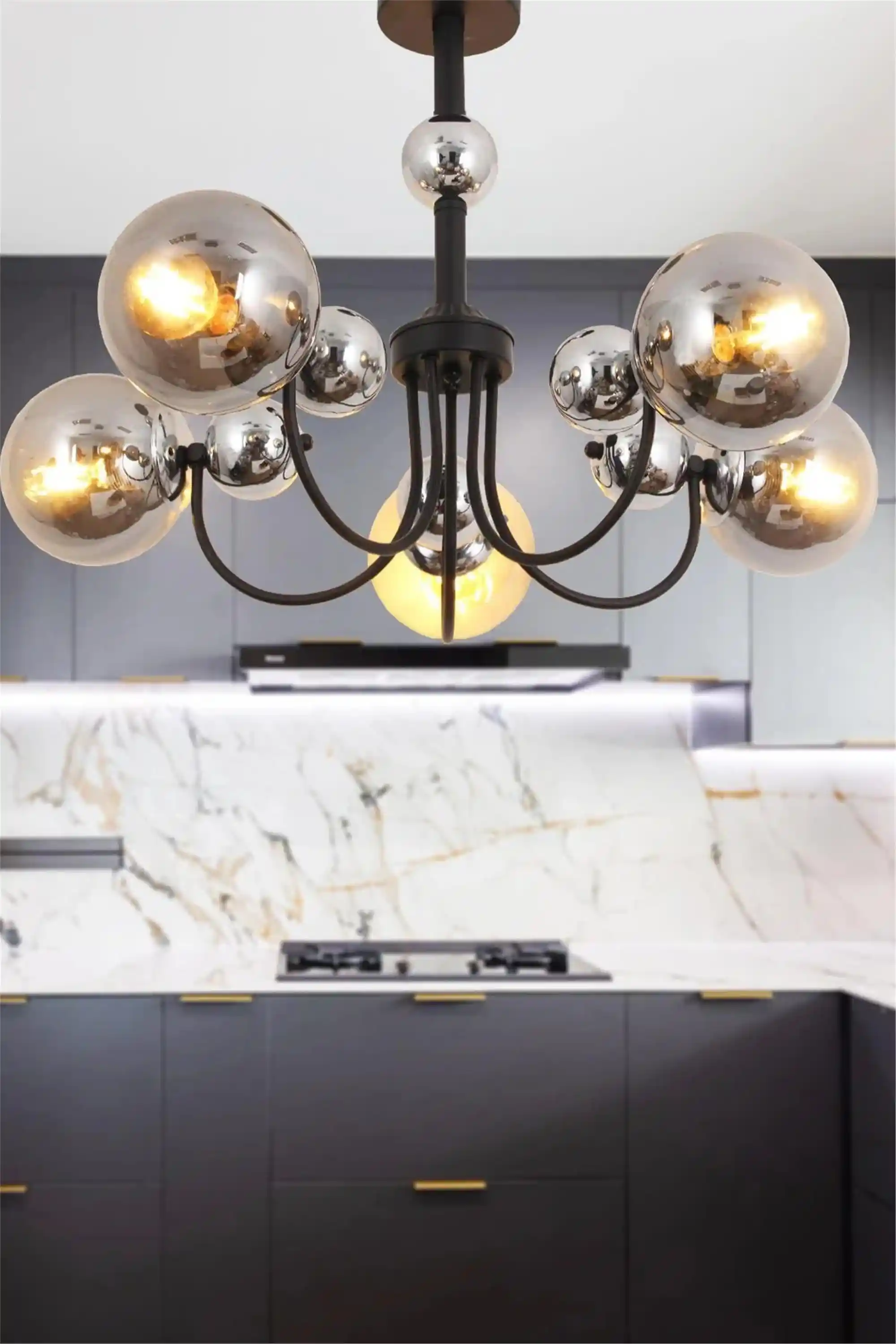 Camlı Avize Modelleri ve Dekorasyonda Kullanım İpuçlarıyla Şık Mekânlar