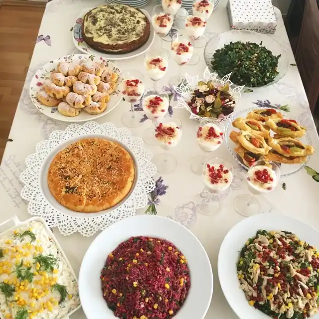 Çay Saati Dekorasyonu İpuçları ve Trendler ile Sıcak ve Şık Ortamlar Yaratın