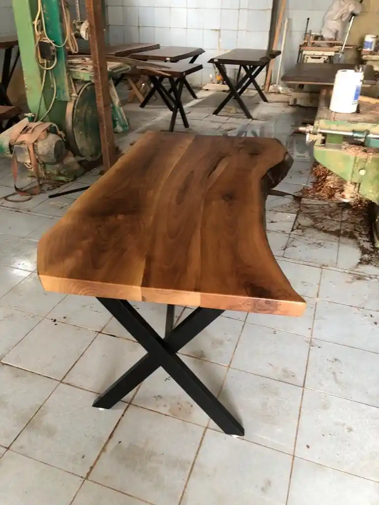 Ceviz Ağacı Kütük Masalar: Doğal ve Estetik Tasarımlarla Dekorasyonunuza Şıklık Katın