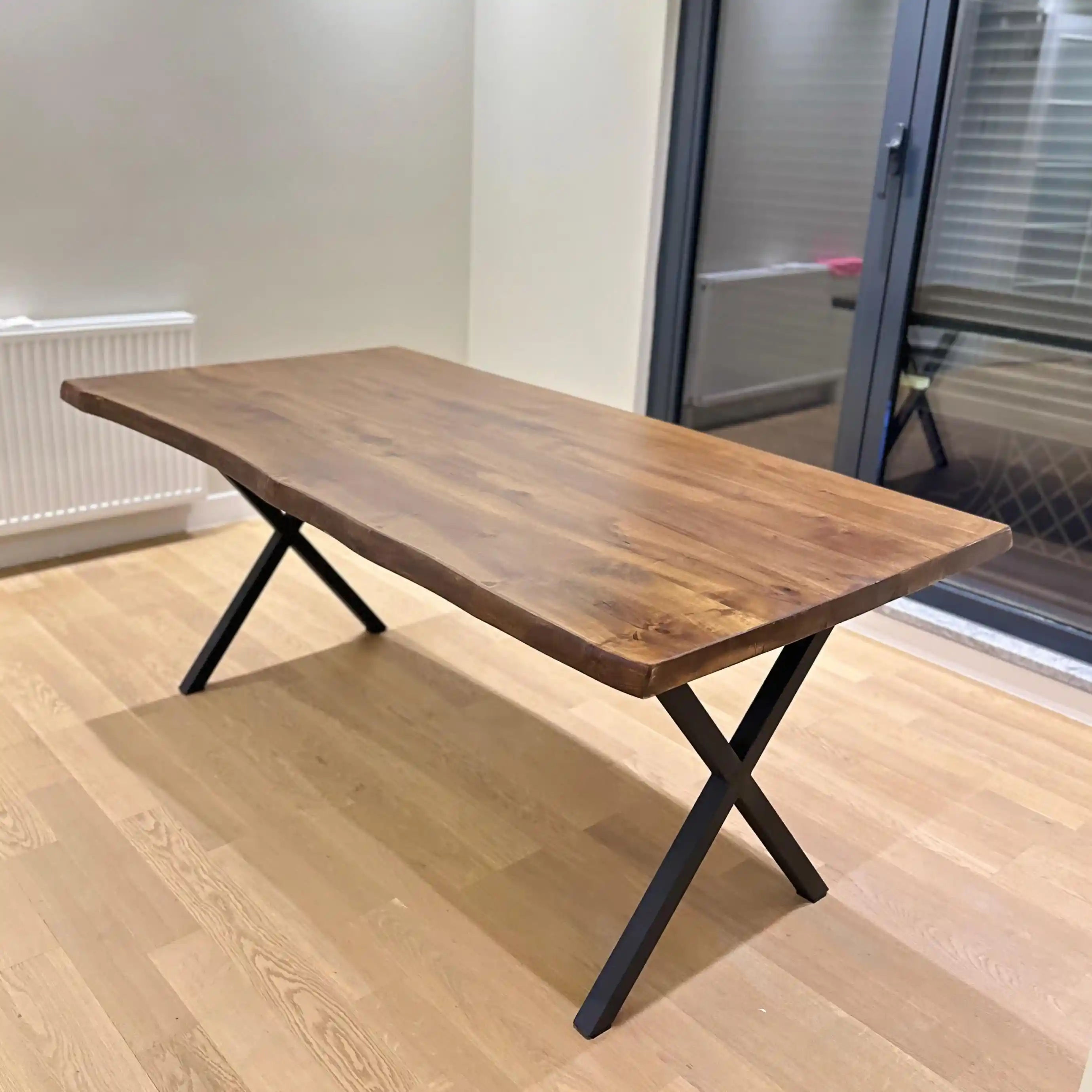 Ceviz Ağacı Yemek Masası: Doğal Şıklık ve Dayanıklılık ile Dekorasyonunuza Zarafet Katın