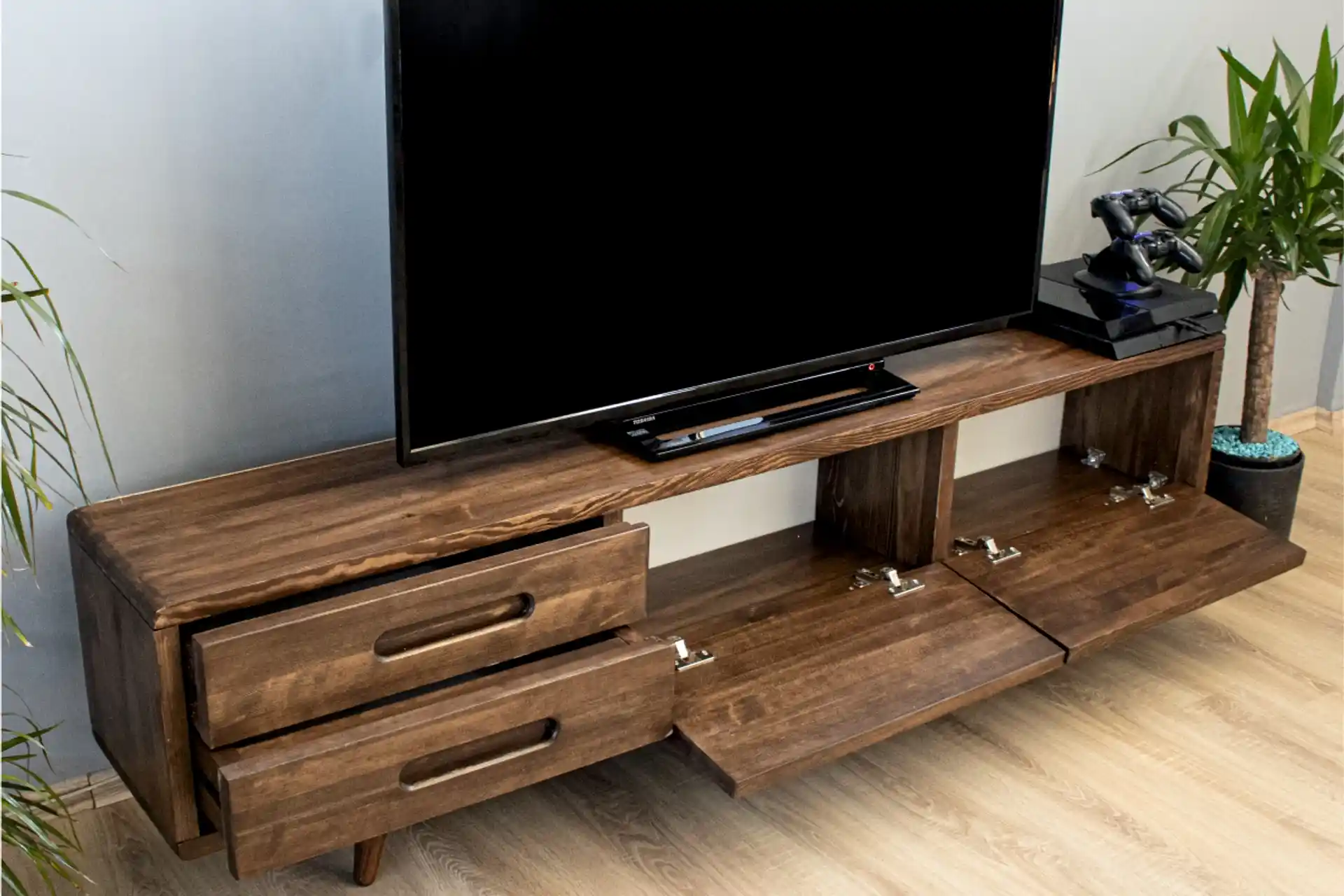 Ceviz Ahşap TV Ünitesi ile Evinize Şıklık ve Fonksiyonellik Katın