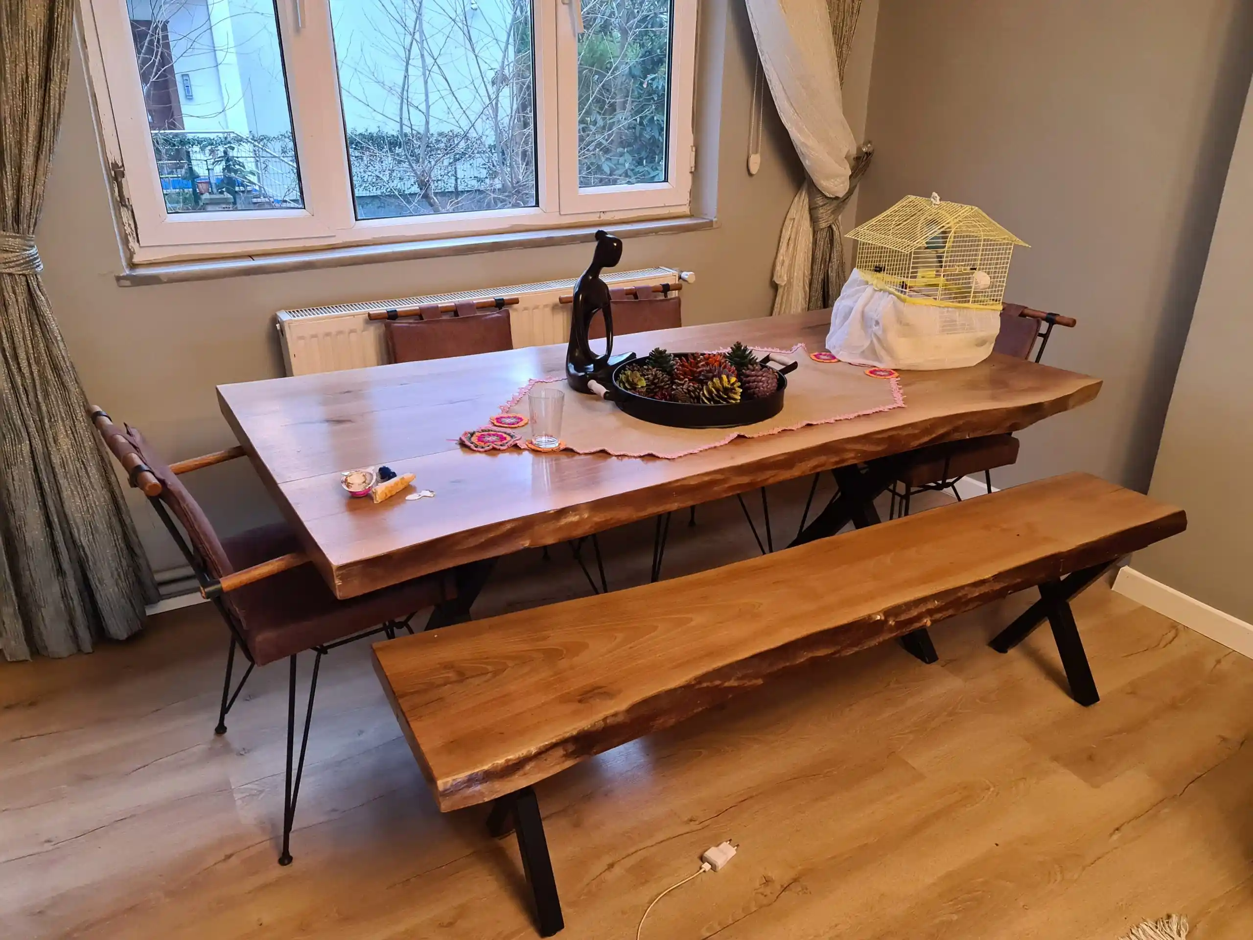 Ceviz Yemek Masası Seçenekleri ve Dekorasyonda Kullanım İpuçları