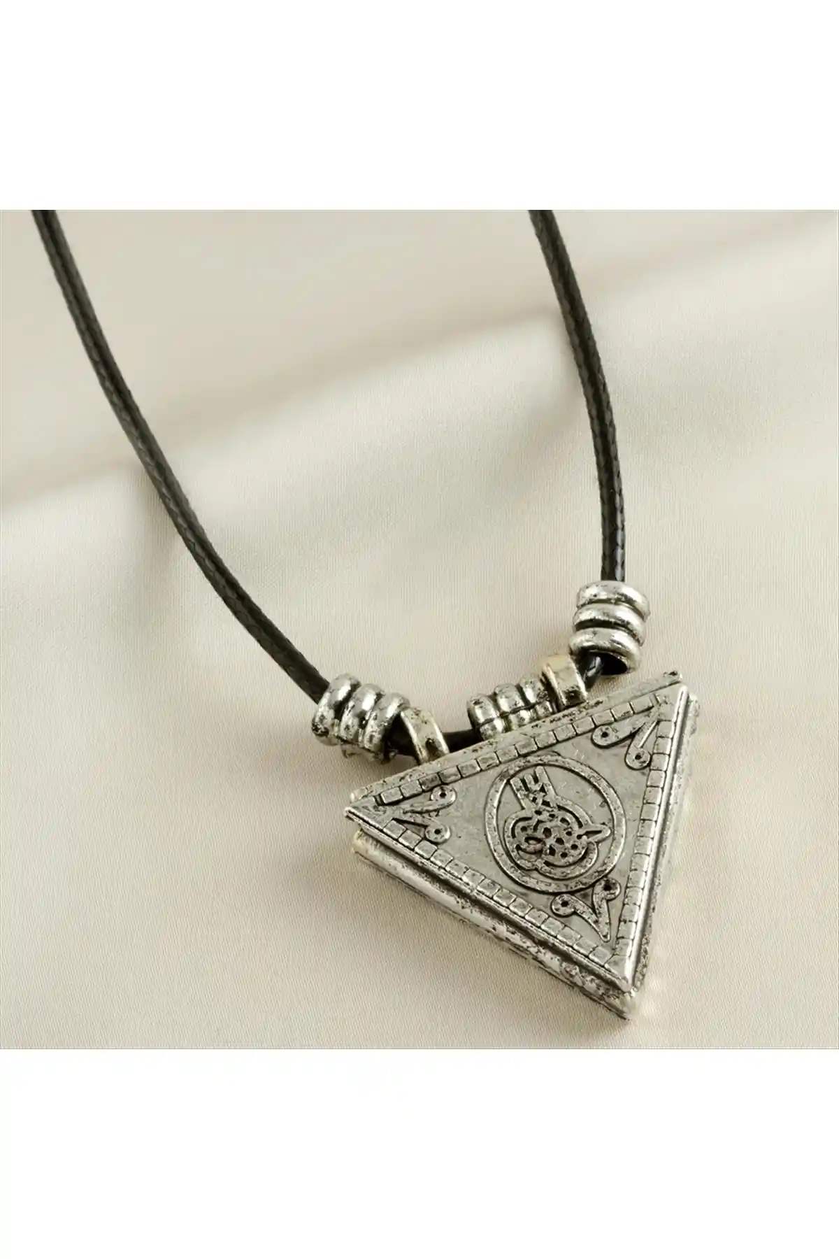 Cevşen Kolye: Hem Dekoratif Hem de Manevi Anlamlar Taşıyan Aksesuarlar