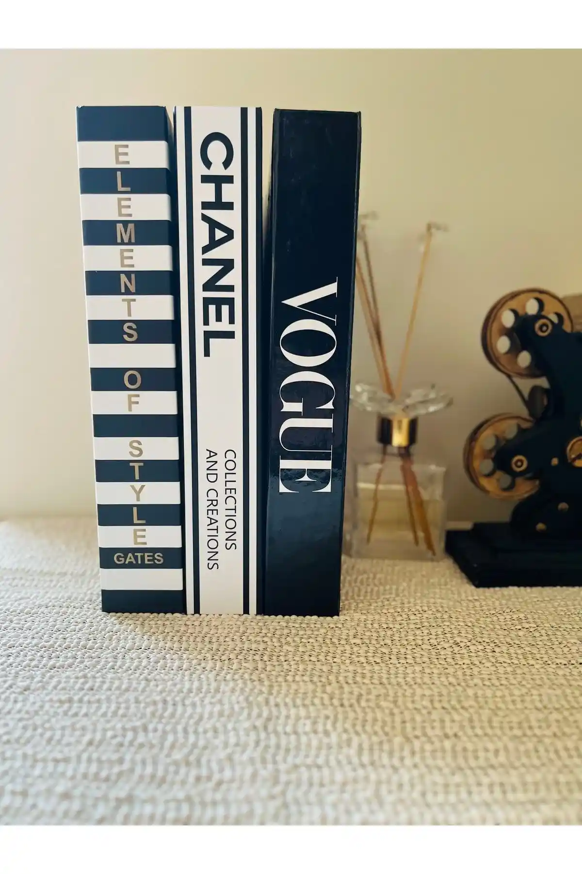 Chanel Kitap Dekorasyonu ile Evinize Zarafet ve Şıklık Katın
