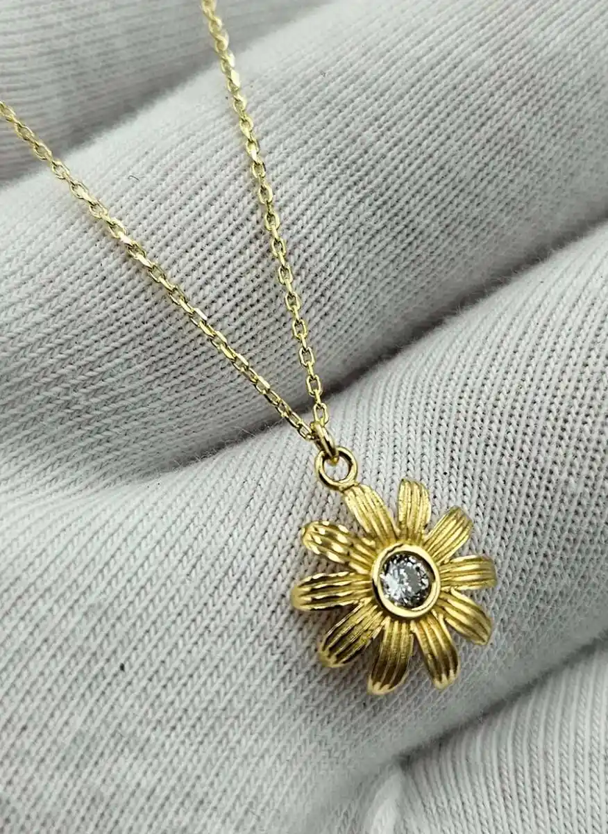 Çiçek Kolye Dekorasyonunda Zarafet ve Anlamın Buluşması