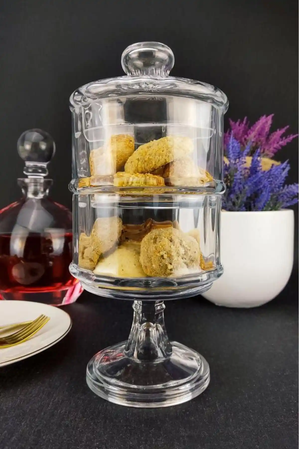 Çift Katlı Cam Kurabiyeliklerle Evinize Şıklık ve İşlevsellik Katın