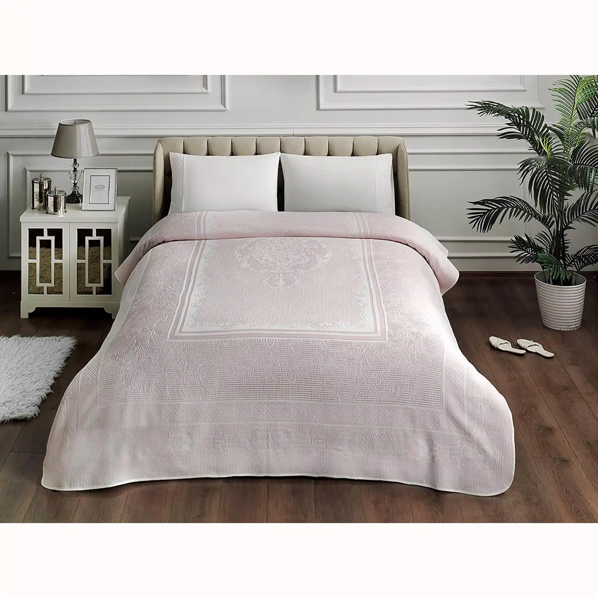 Çift Kişilik Pike ile Yatak Odası Dekorasyonunda Şıklık ve Konforun Buluşması