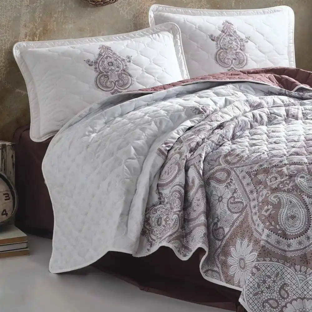 Clasy Yatak Örtüsü Modelleri ve Dekorasyonda Şıklık ile Konforun Buluşması