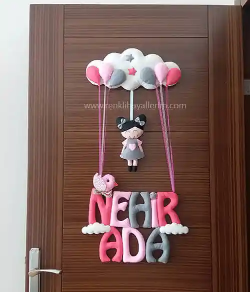 Çocuk Odası Dekorasyonunda Renkli ve Sevimli Kapı Süsleri ile Neşeli Atmosferler