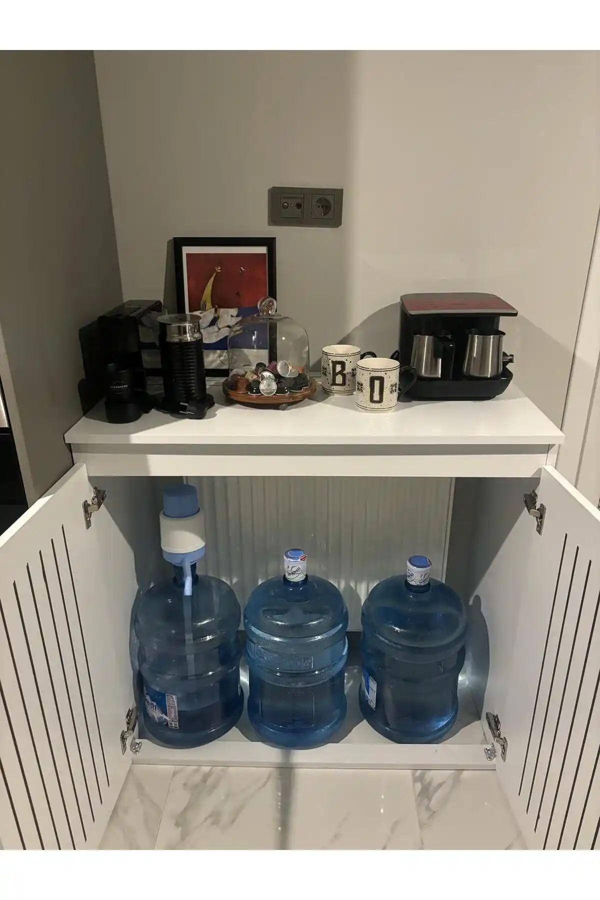 Damacana Dolabı ile Dekorasyonunuzu Geliştirin: Pratik ve Şık Çözüm Yöntemleri