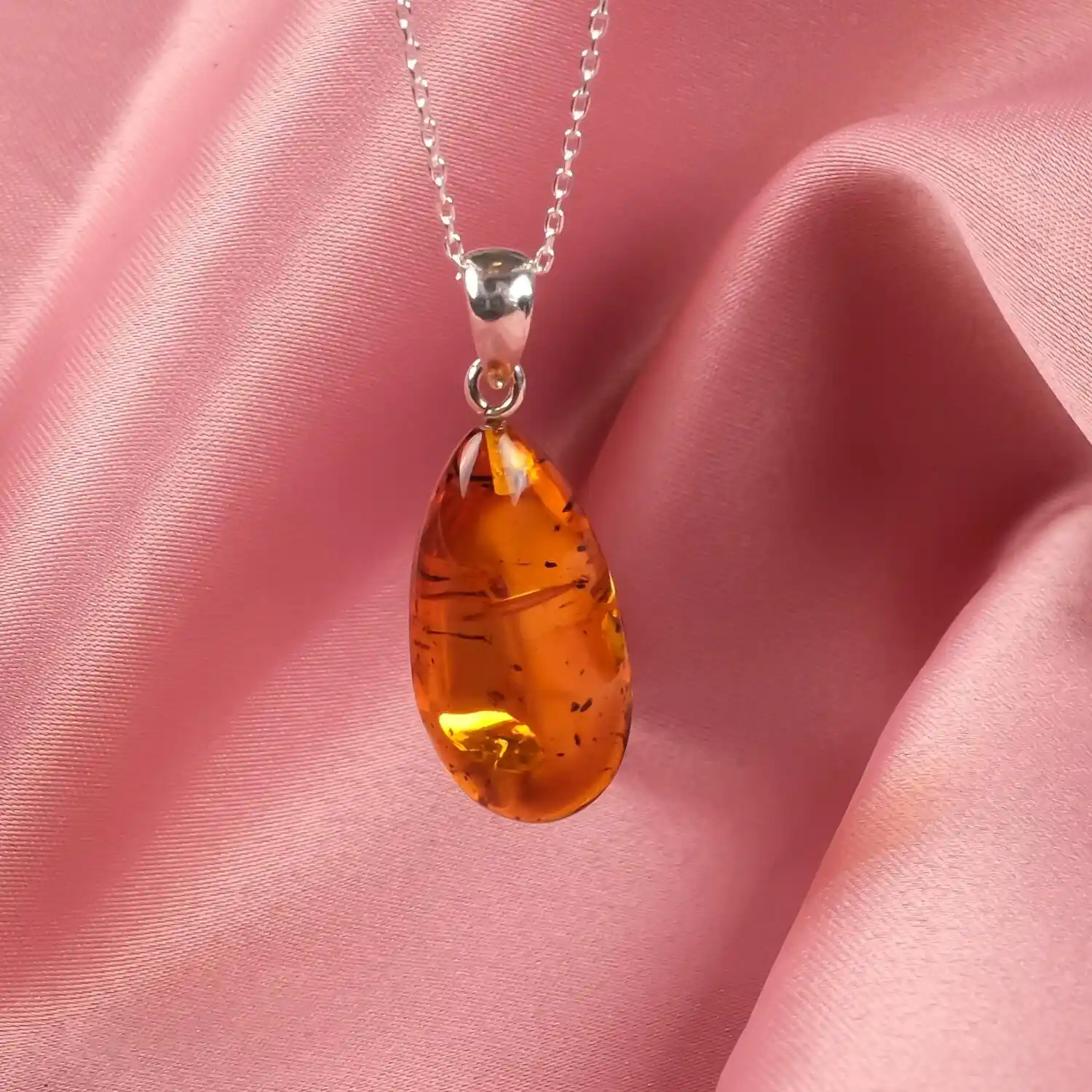 Damla Kehribar Kolye ile Doğal ve Şık Dekorasyon Çözümleri 2023