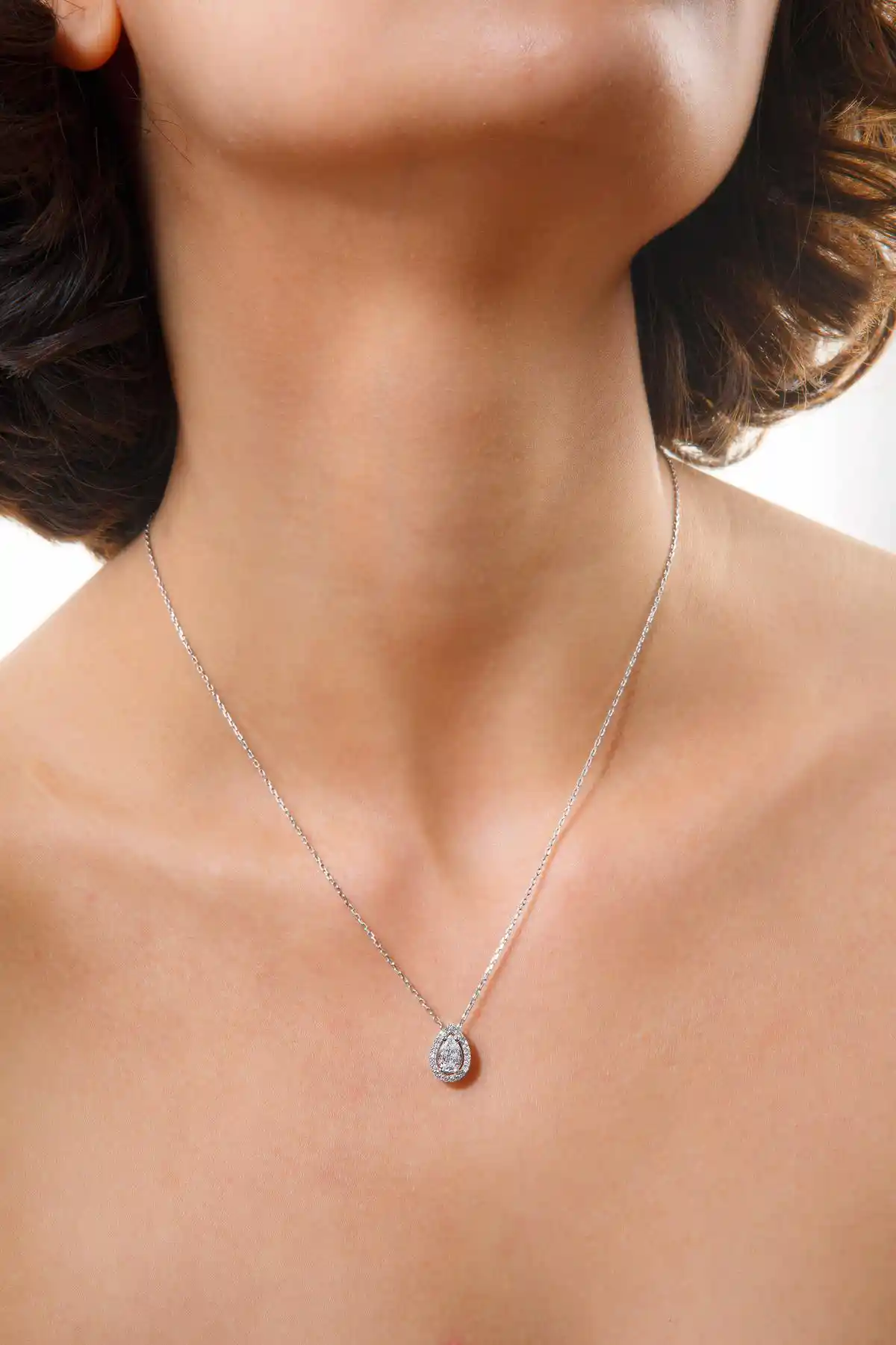 Damla Kolye ve Motifleriyle Dekorasyonda Zarafet ve Şıklık Yaratma Rehberi