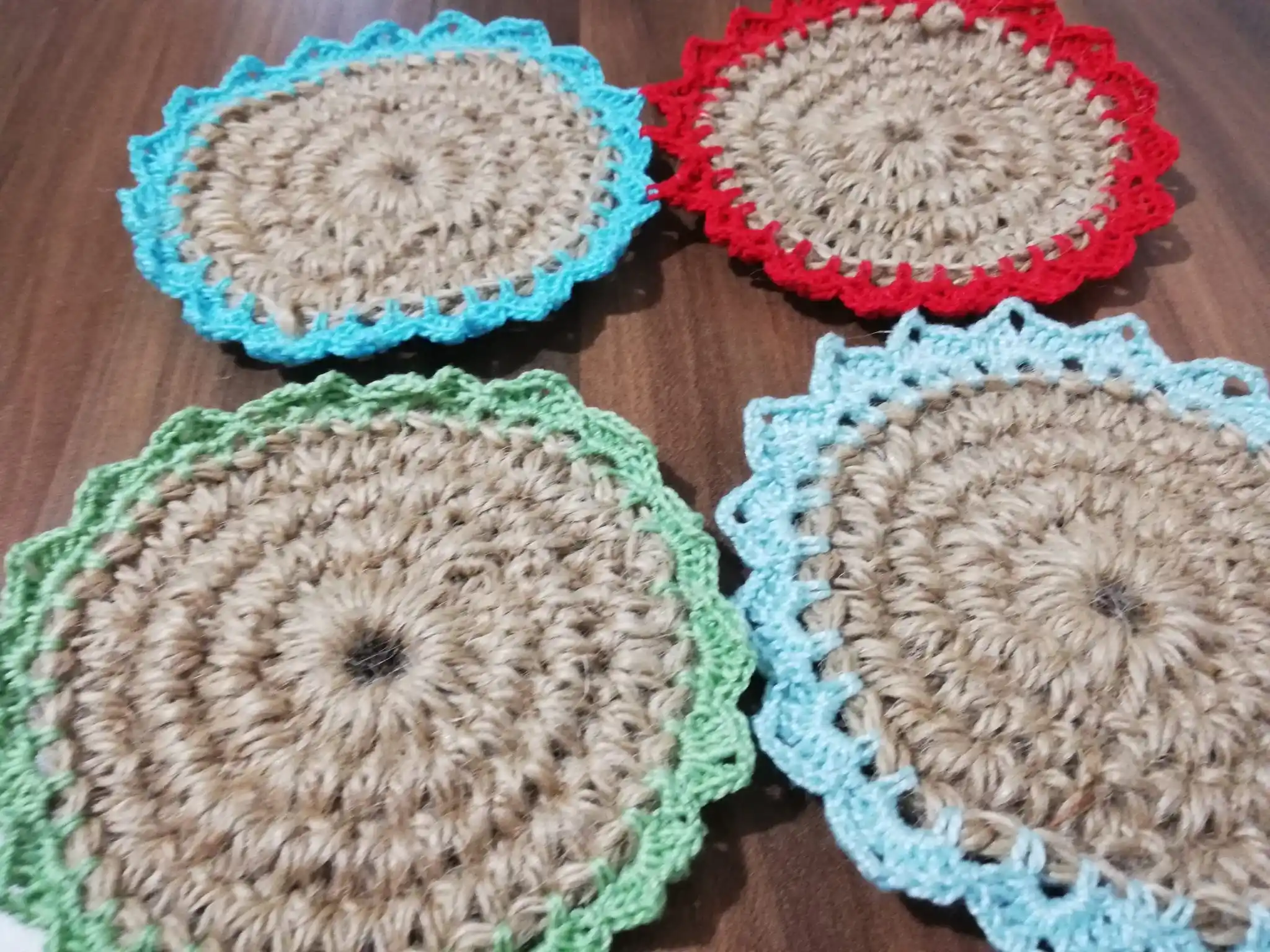 Dantel Bardak Altlıkları ile Şık ve İşlevsel Masa Dekorasyonu Seçenekleri